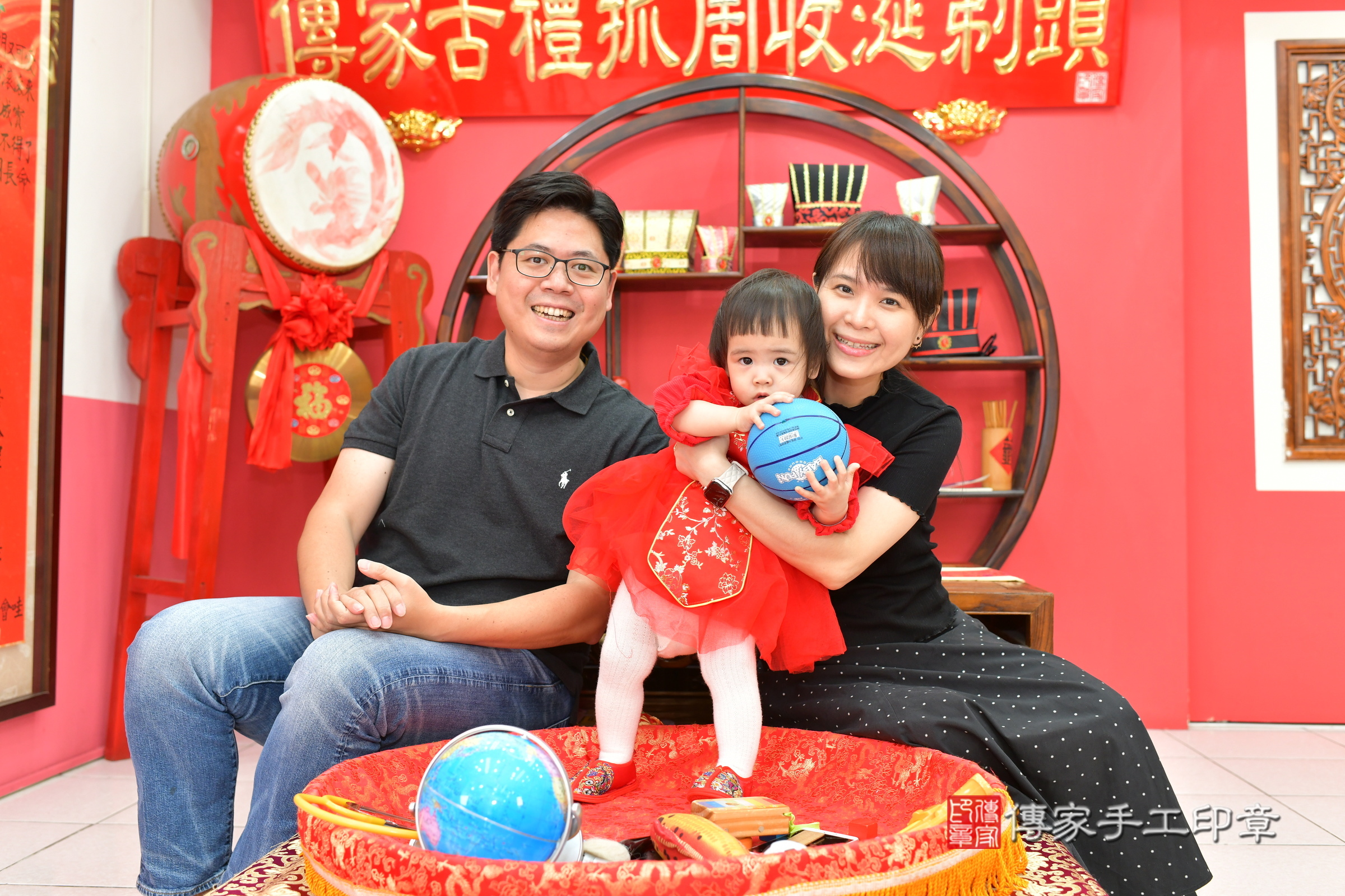 台中市北區小葵寶寶抓周推薦：傳家台中店抓周度脺中國風會場，嬰兒古禮抓周流程儀式吉祥話、抓周道具物品24種、拍照。抓周證書。2025.3.3，照片7