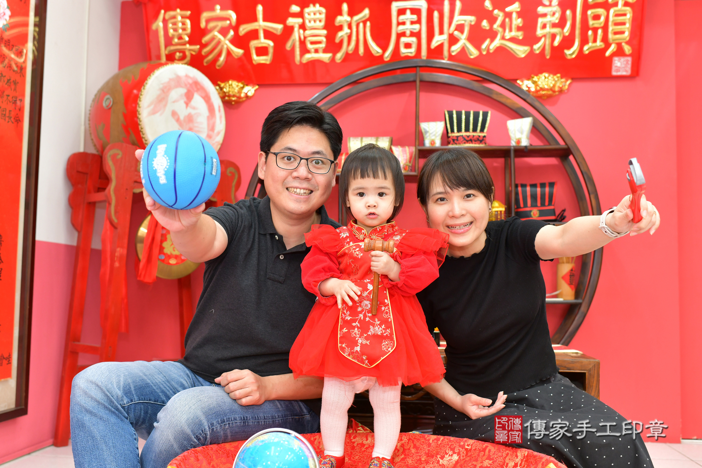 台中市北區小葵寶寶抓周推薦：傳家台中店抓周度脺中國風會場，嬰兒古禮抓周流程儀式吉祥話、抓周道具物品24種、拍照。抓周證書。2025.3.3，照片6