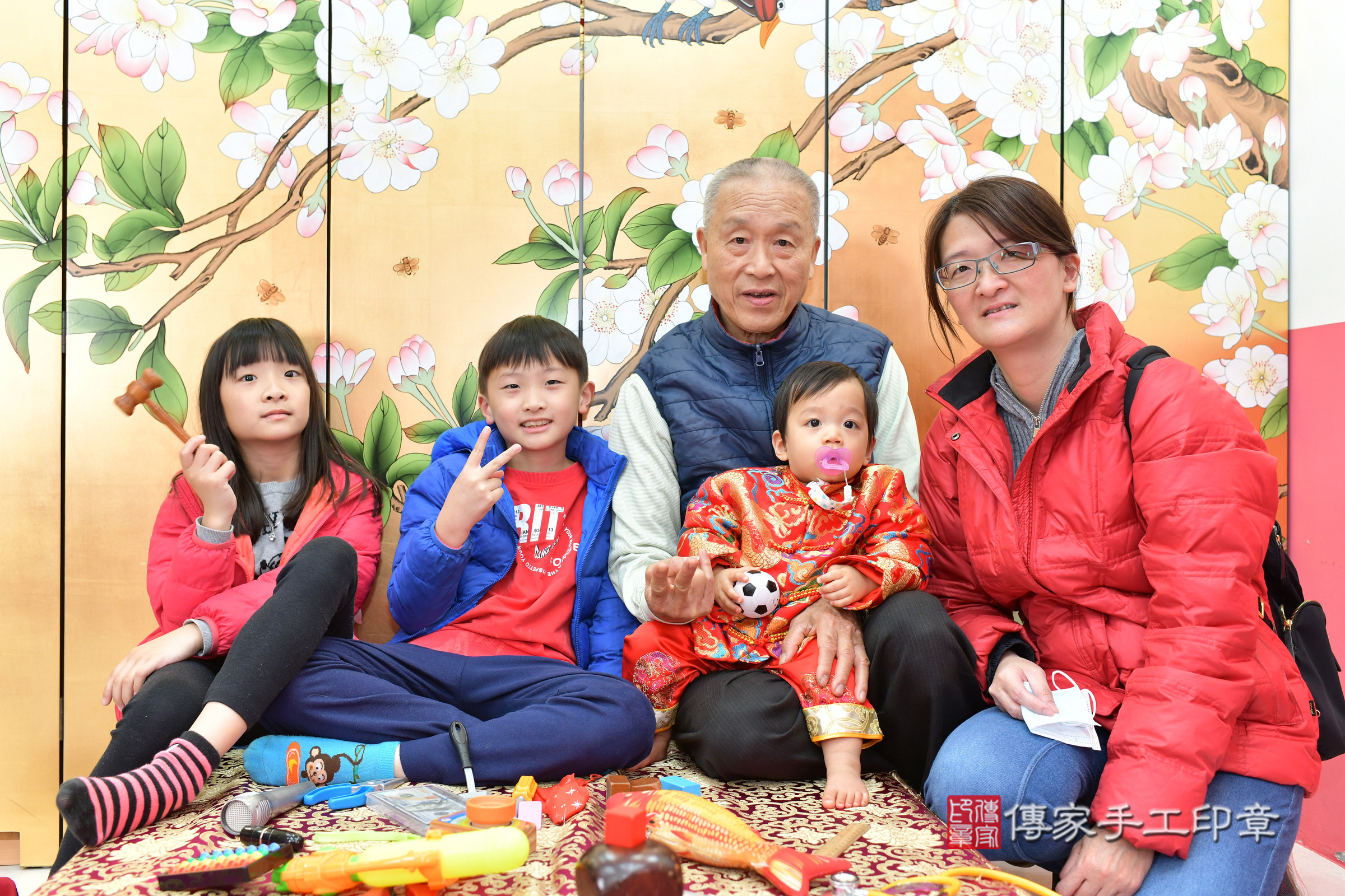 台中市北區小拓寶寶抓周推薦：傳家台中店抓周度脺中國風會場，嬰兒古禮抓周流程儀式吉祥話、抓周道具物品24種、拍照。抓周證書。2025.3.16，照片9