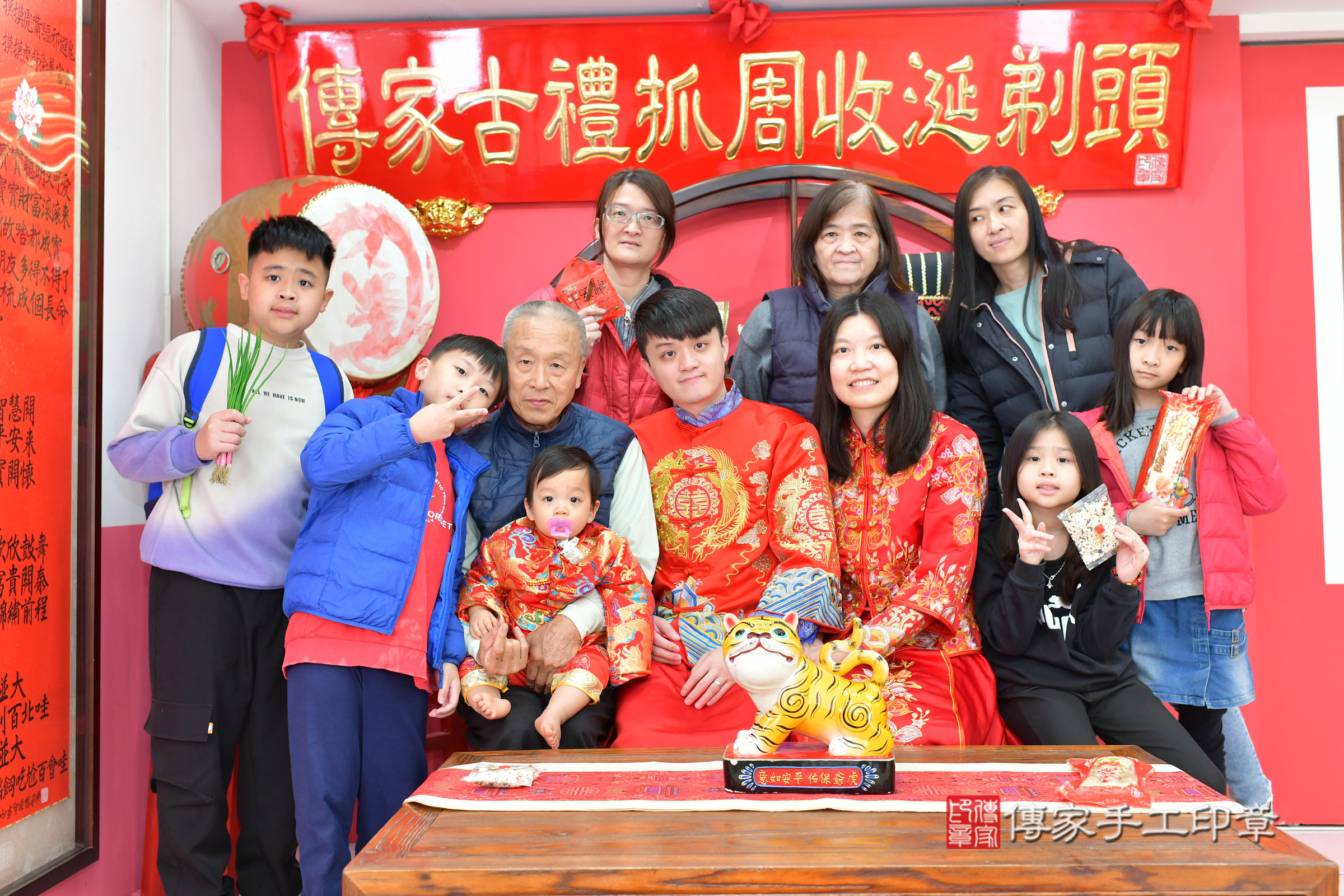 台中市北區小拓寶寶抓周推薦：傳家台中店抓周度脺中國風會場，嬰兒古禮抓周流程儀式吉祥話、抓周道具物品24種、拍照。抓周證書。2025.3.16，照片17