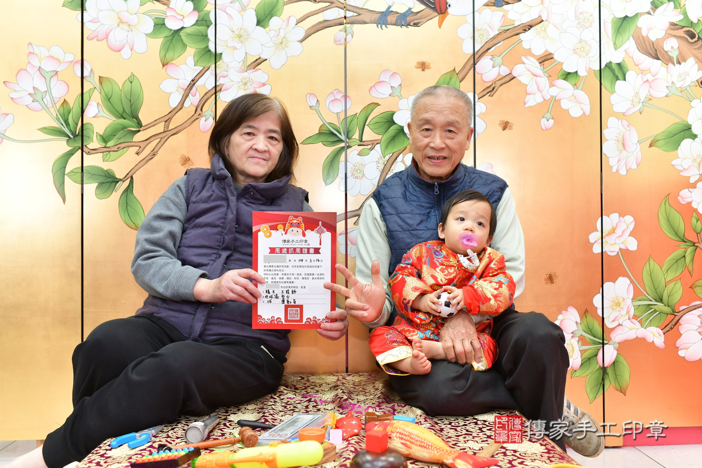 台中市北區小拓寶寶抓周推薦：傳家台中店抓周度脺中國風會場，嬰兒古禮抓周流程儀式吉祥話、抓周道具物品24種、拍照。抓周證書。2025.3.16，照片19