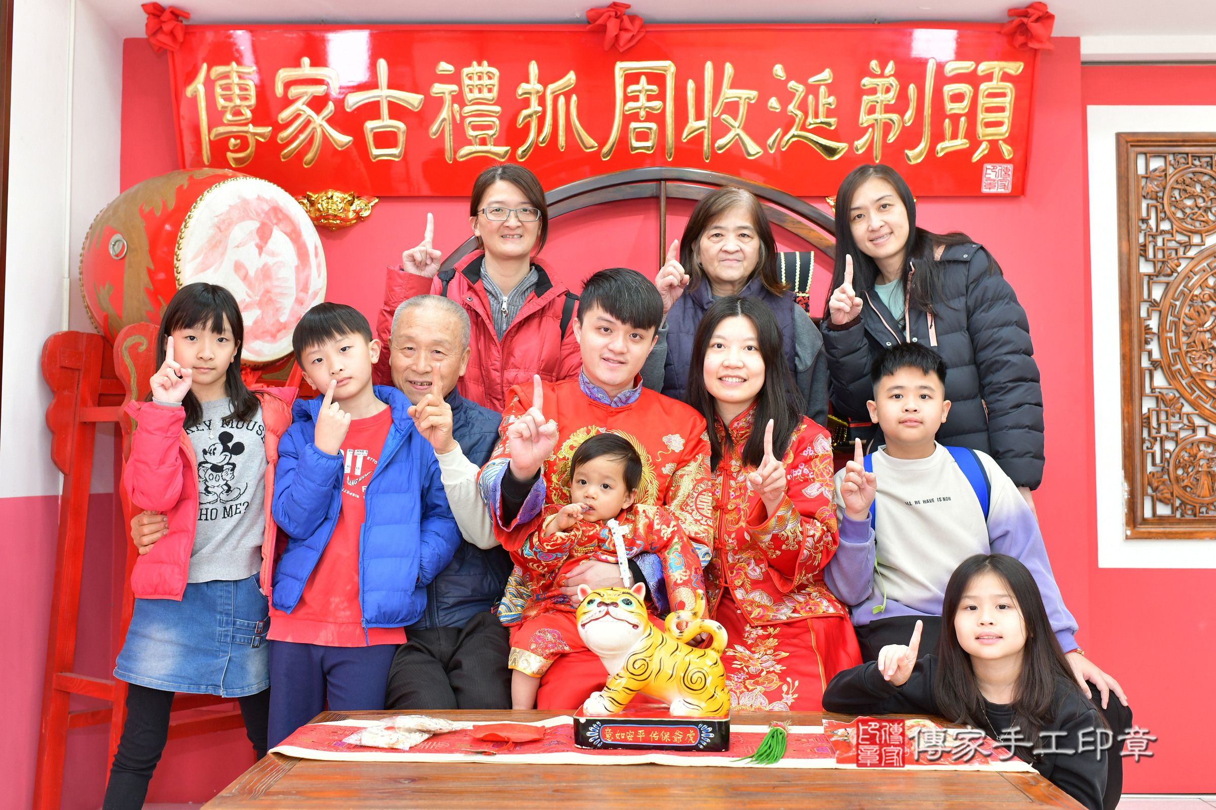 台中市北區小拓寶寶抓周推薦：傳家台中店抓周度脺中國風會場，嬰兒古禮抓周流程儀式吉祥話、抓周道具物品24種、拍照。抓周證書。2025.3.16，照片15