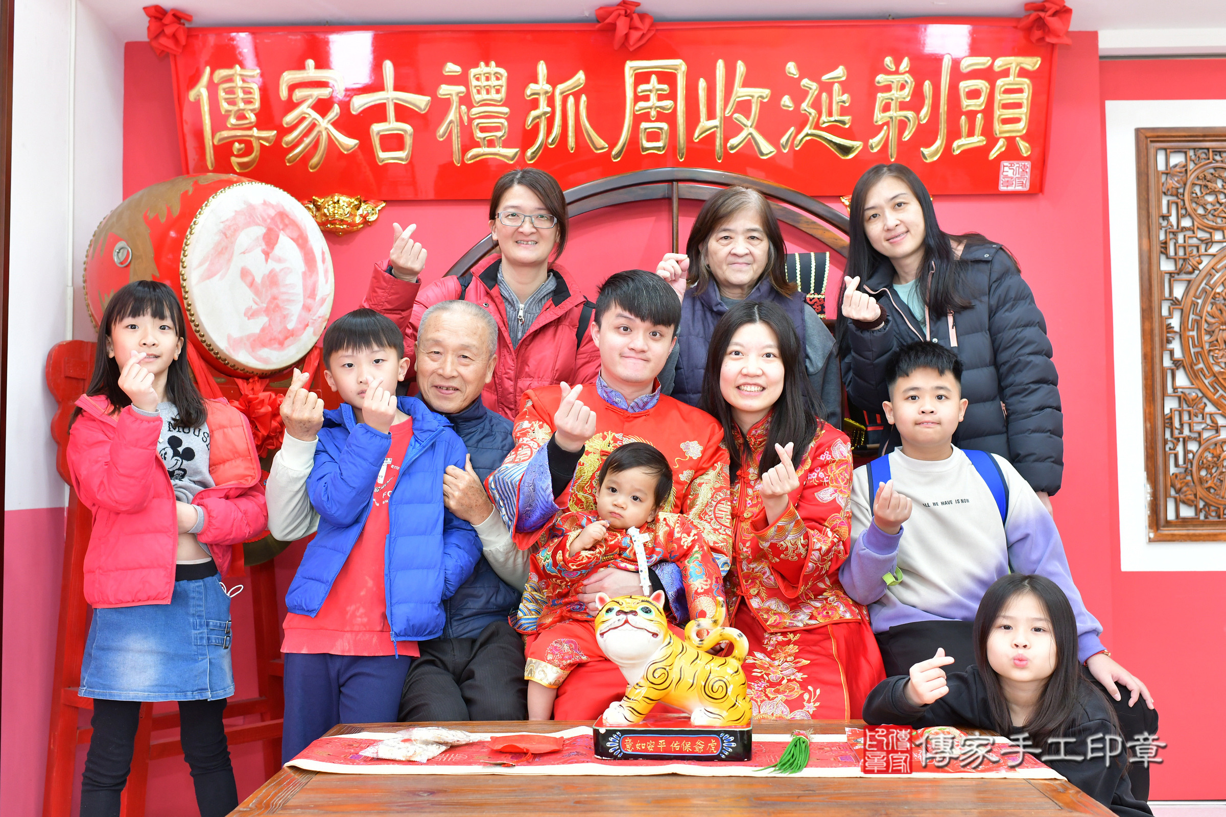 台中市北區小拓寶寶抓周推薦：傳家台中店抓周度脺中國風會場，嬰兒古禮抓周流程儀式吉祥話、抓周道具物品24種、拍照。抓周證書。2025.3.16，照片16