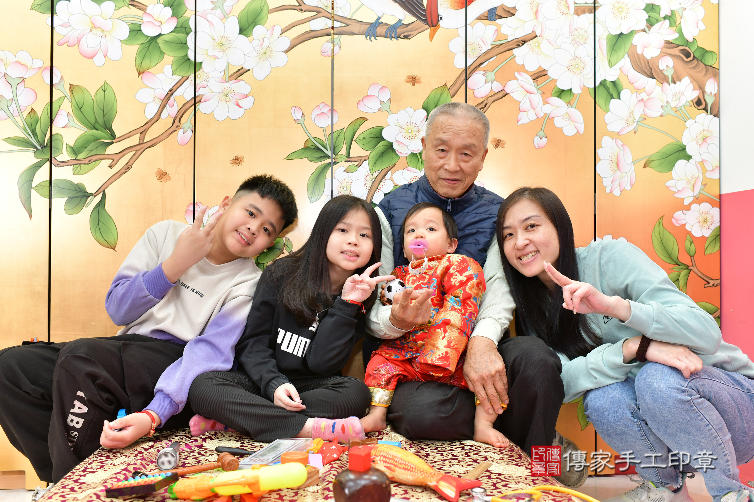 台中市北區小拓寶寶抓周推薦：傳家台中店抓周度脺中國風會場，嬰兒古禮抓周流程儀式吉祥話、抓周道具物品24種、拍照。抓周證書。2025.3.16，照片10
