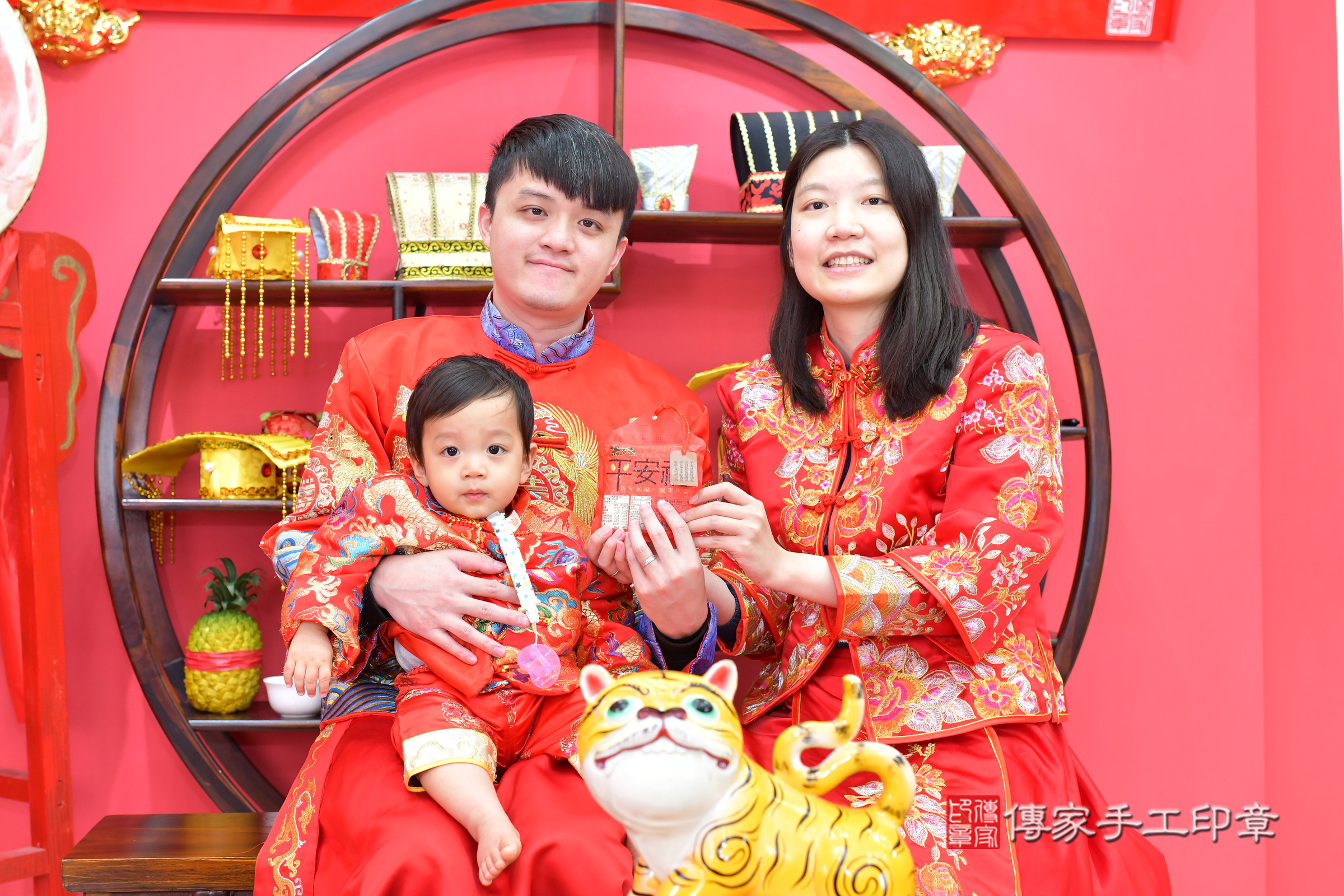 台中市北區小拓寶寶抓周推薦：傳家台中店抓周度脺中國風會場，嬰兒古禮抓周流程儀式吉祥話、抓周道具物品24種、拍照。抓周證書。2025.3.16，照片12