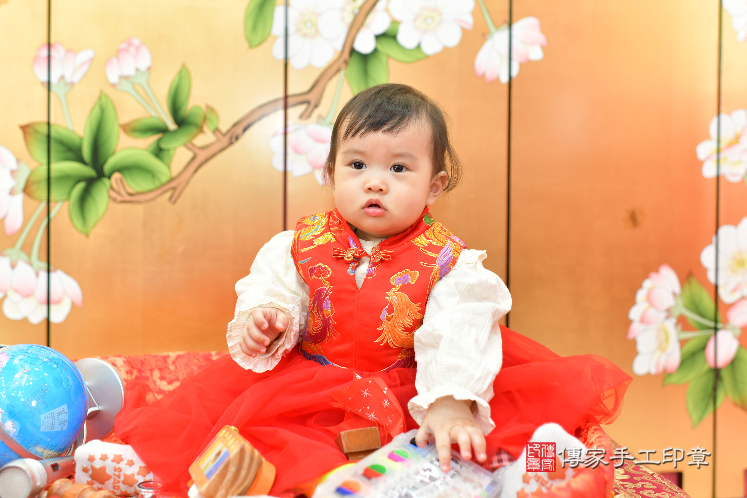台中市北區蔓蔓寶寶抓周推薦：傳家台中店抓周度脺中國風會場，嬰兒古禮抓周流程儀式吉祥話、抓周道具物品24種、拍照。抓周證書。2025.3.19，照片13