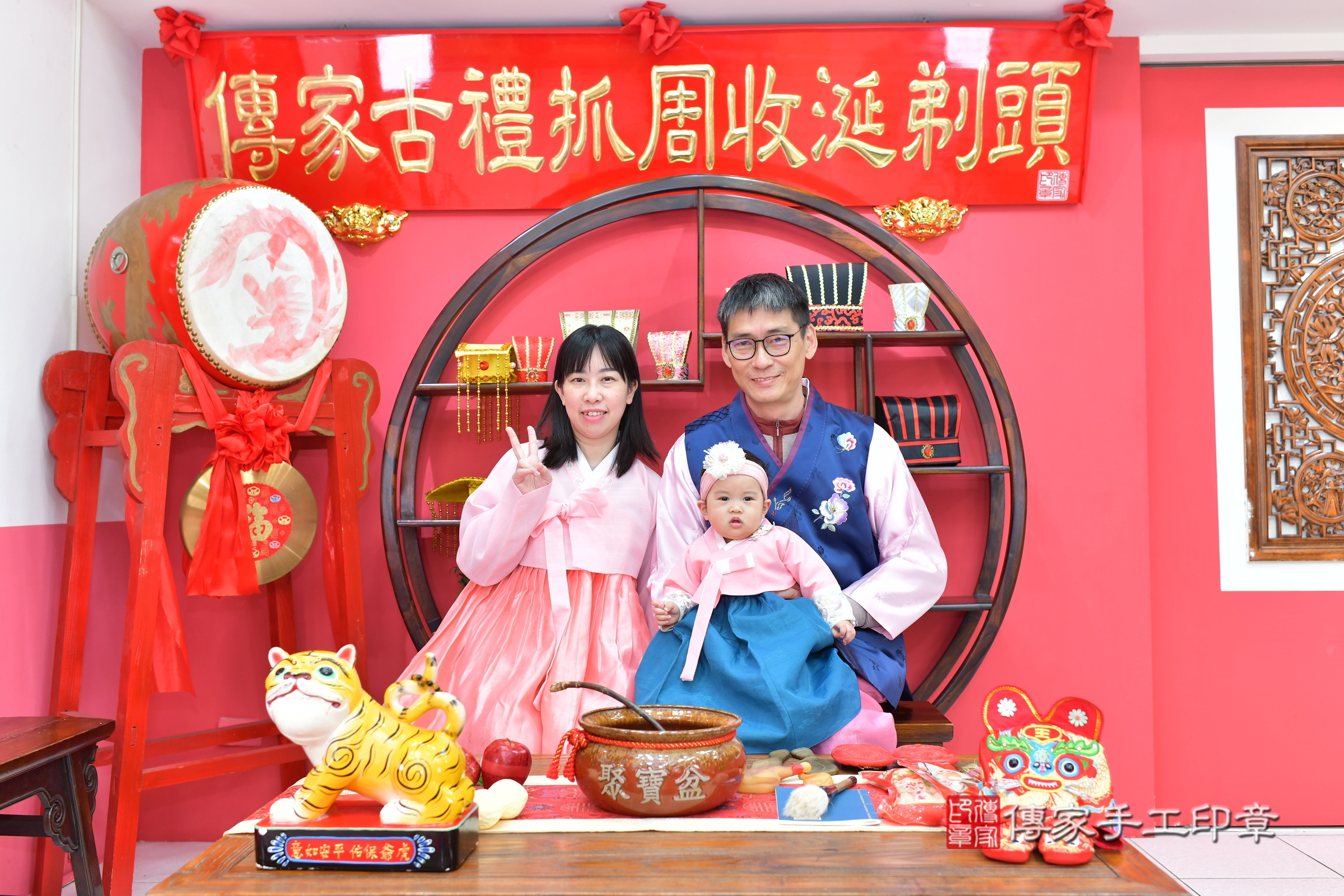 台中市北區蔓蔓寶寶抓周推薦：傳家台中店抓周度脺中國風會場，嬰兒古禮抓周流程儀式吉祥話、抓周道具物品24種、拍照。抓周證書。2025.3.19，照片4