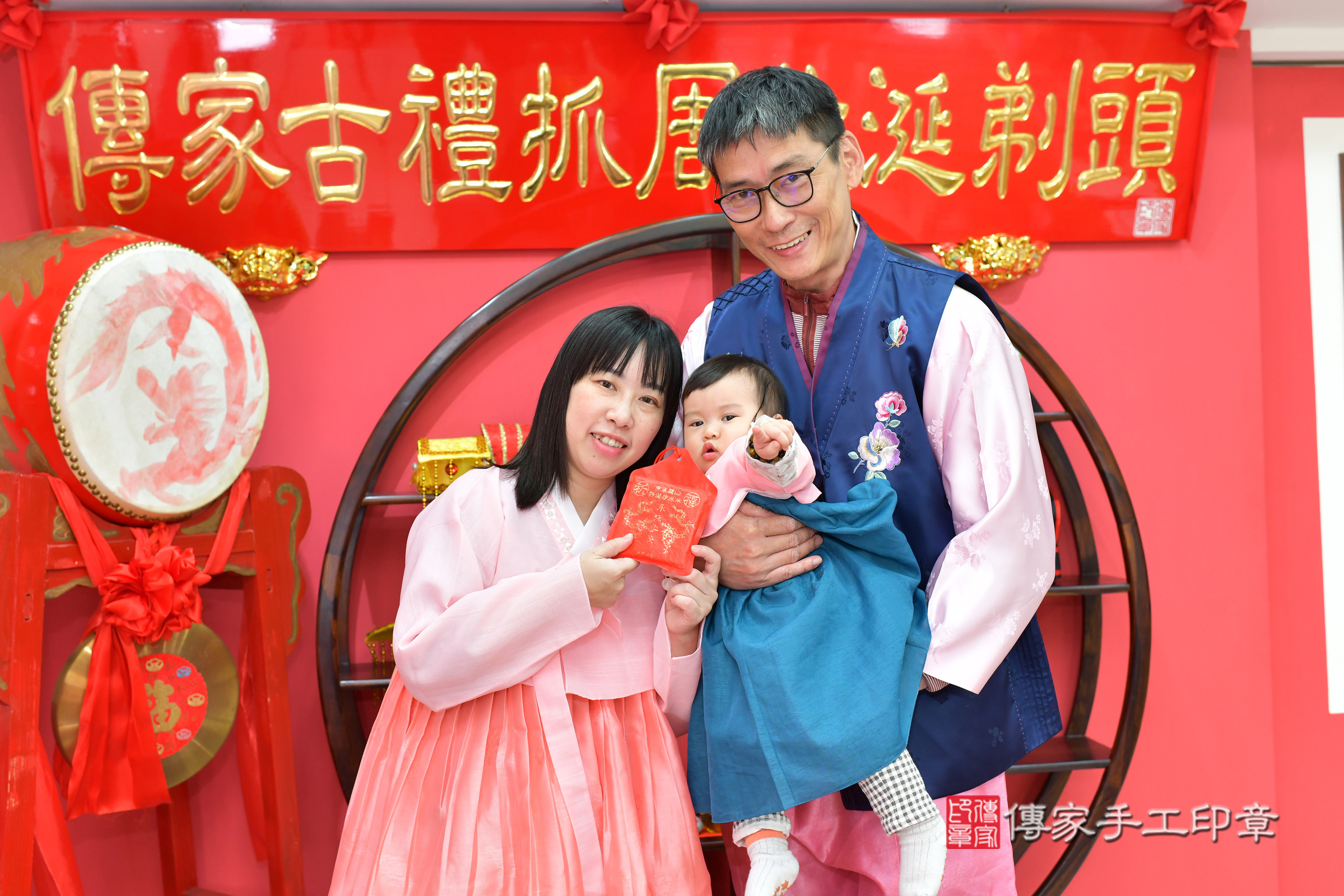 台中市北區蔓蔓寶寶抓周推薦：傳家台中店抓周度脺中國風會場，嬰兒古禮抓周流程儀式吉祥話、抓周道具物品24種、拍照。抓周證書。2025.3.19，照片18