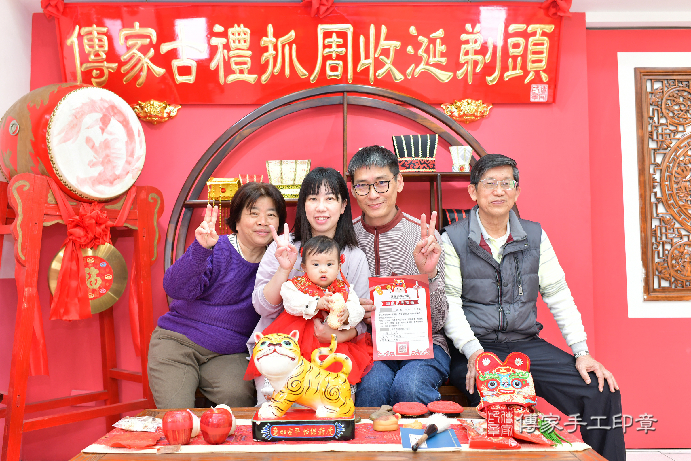 台中市北區蔓蔓寶寶抓周推薦：傳家台中店抓周度脺中國風會場，嬰兒古禮抓周流程儀式吉祥話、抓周道具物品24種、拍照。抓周證書。2025.3.19，照片26