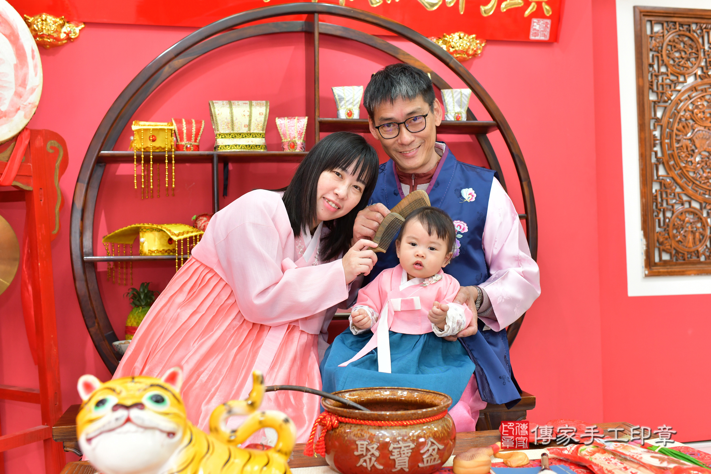 台中市北區蔓蔓寶寶抓周推薦：傳家台中店抓周度脺中國風會場，嬰兒古禮抓周流程儀式吉祥話、抓周道具物品24種、拍照。抓周證書。2025.3.19，照片17