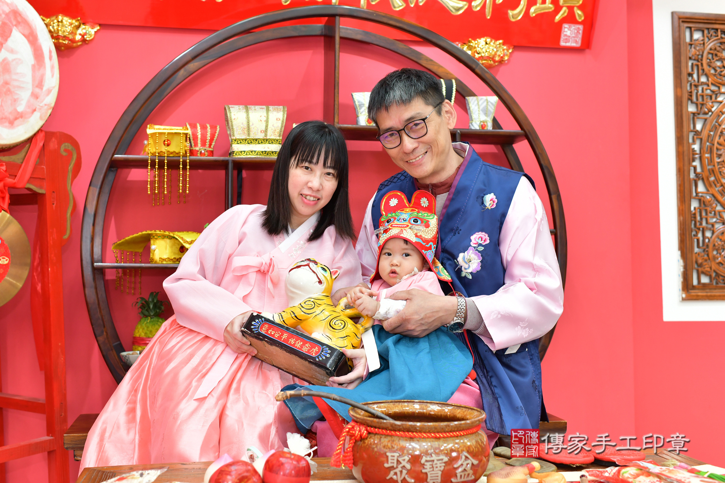 台中市北區蔓蔓寶寶抓周推薦：傳家台中店抓周度脺中國風會場，嬰兒古禮抓周流程儀式吉祥話、抓周道具物品24種、拍照。抓周證書。2025.3.19，照片16