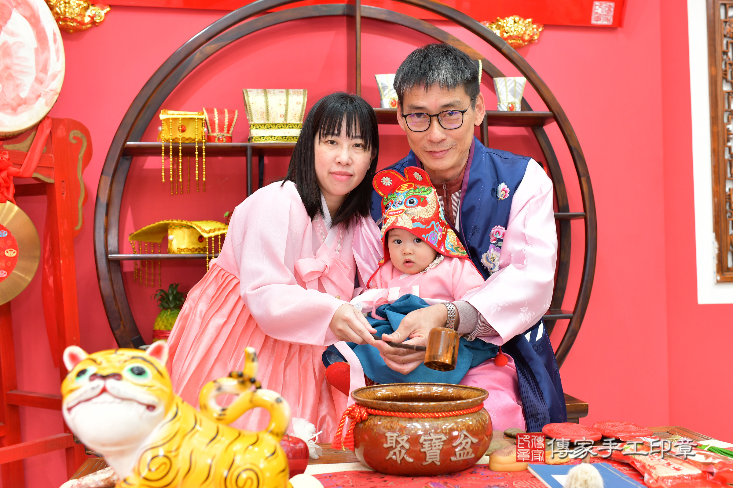台中市北區蔓蔓寶寶抓周推薦：傳家台中店抓周度脺中國風會場，嬰兒古禮抓周流程儀式吉祥話、抓周道具物品24種、拍照。抓周證書。2025.3.19，照片15