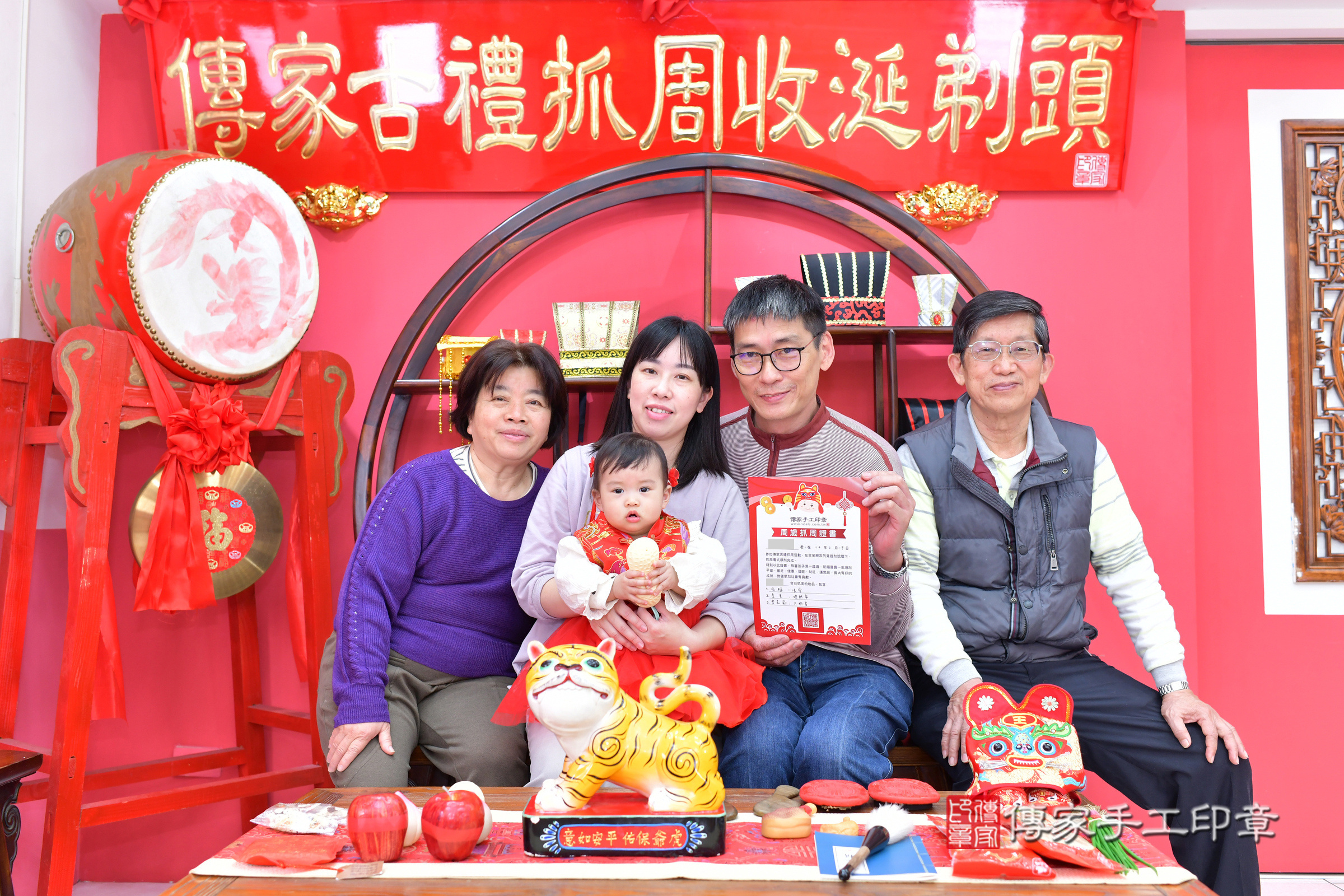 台中市北區蔓蔓寶寶抓周推薦：傳家台中店抓周度脺中國風會場，嬰兒古禮抓周流程儀式吉祥話、抓周道具物品24種、拍照。抓周證書。2025.3.19，照片25
