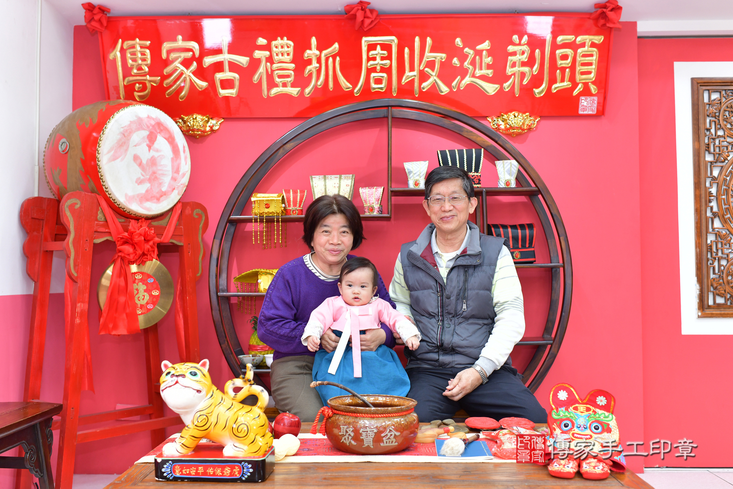 台中市北區蔓蔓寶寶抓周推薦：傳家台中店抓周度脺中國風會場，嬰兒古禮抓周流程儀式吉祥話、抓周道具物品24種、拍照。抓周證書。2025.3.19，照片6