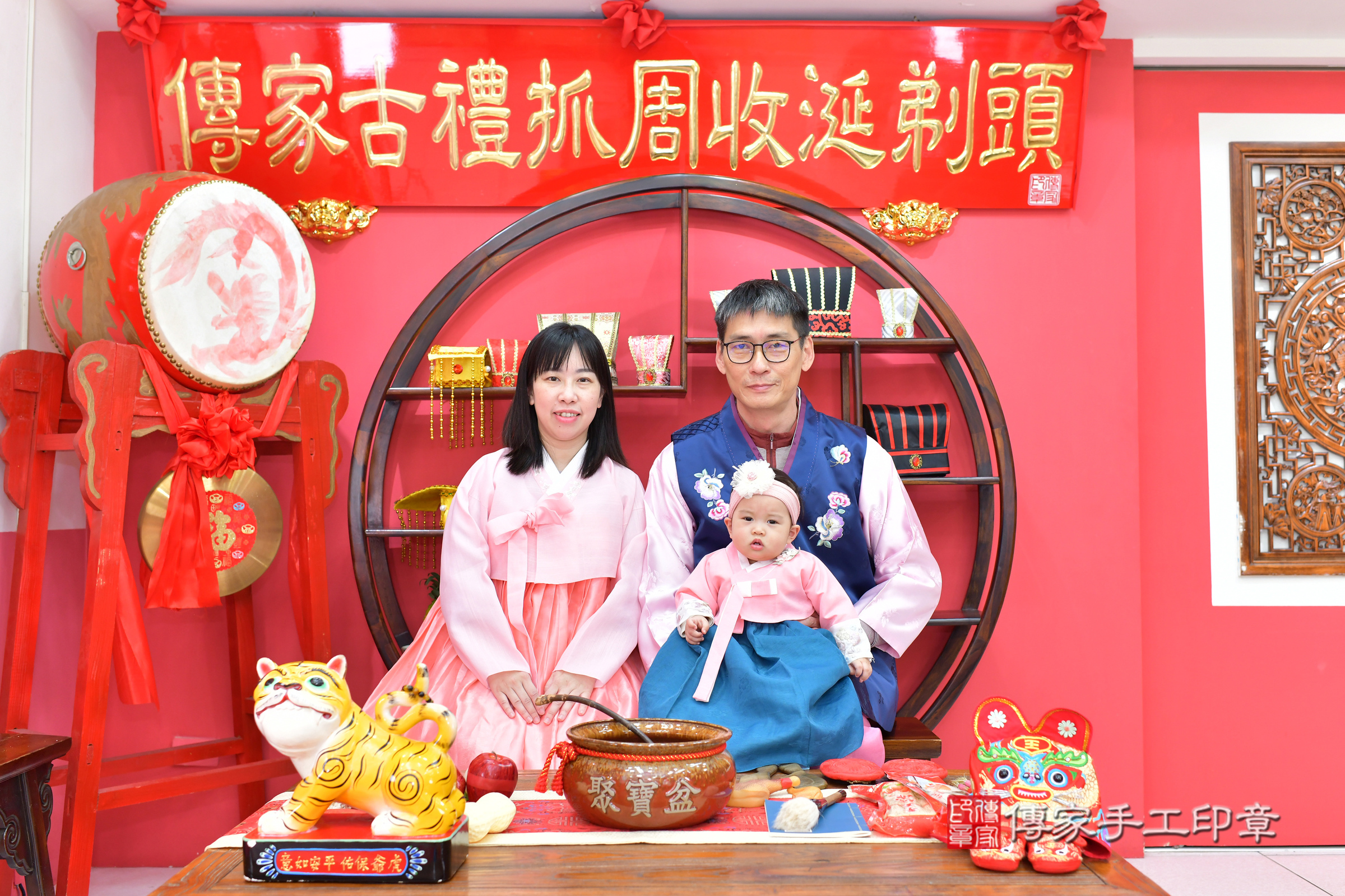 台中市北區蔓蔓寶寶抓周推薦：傳家台中店抓周度脺中國風會場，嬰兒古禮抓周流程儀式吉祥話、抓周道具物品24種、拍照。抓周證書。2025.3.19，照片3