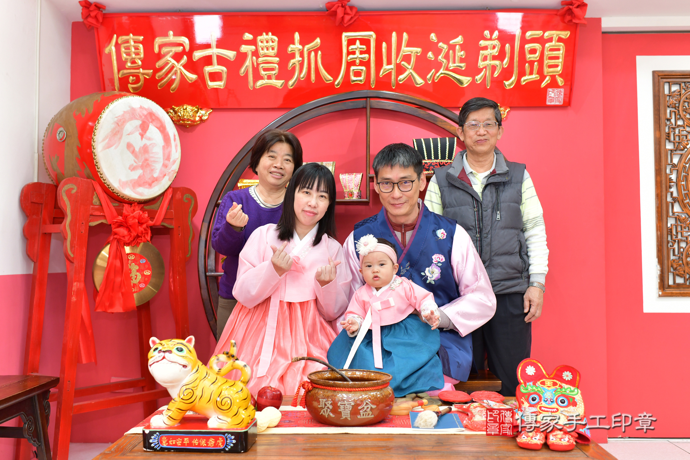 台中市北區蔓蔓寶寶抓周推薦：傳家台中店抓周度脺中國風會場，嬰兒古禮抓周流程儀式吉祥話、抓周道具物品24種、拍照。抓周證書。2025.3.19，照片27