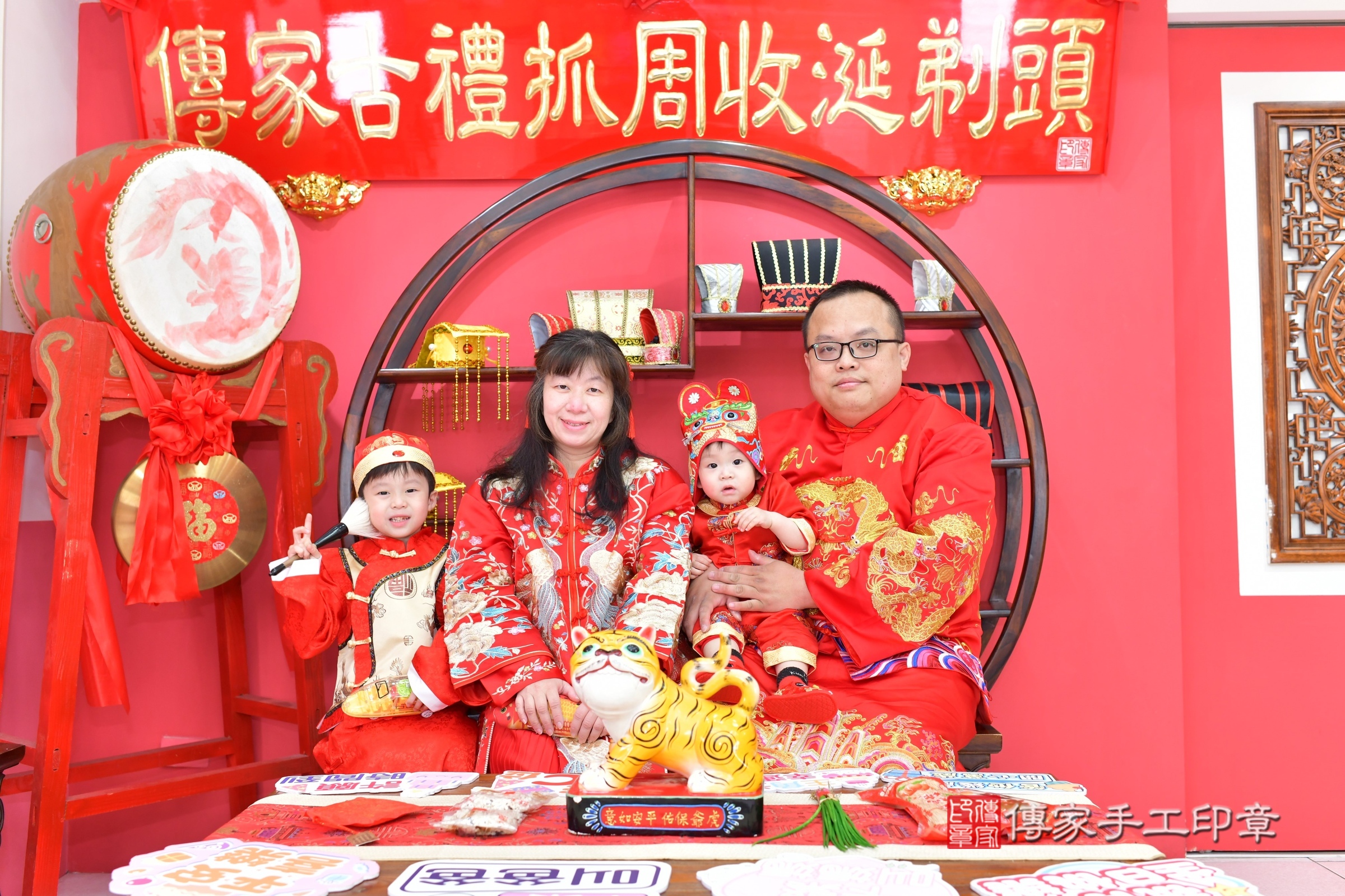 台中市北區誠誠寶寶抓周推薦：傳家台中店抓周度脺中國風會場，嬰兒古禮抓周流程儀式吉祥話、抓周道具物品24種、拍照。抓周證書。2025.3.22，照片2