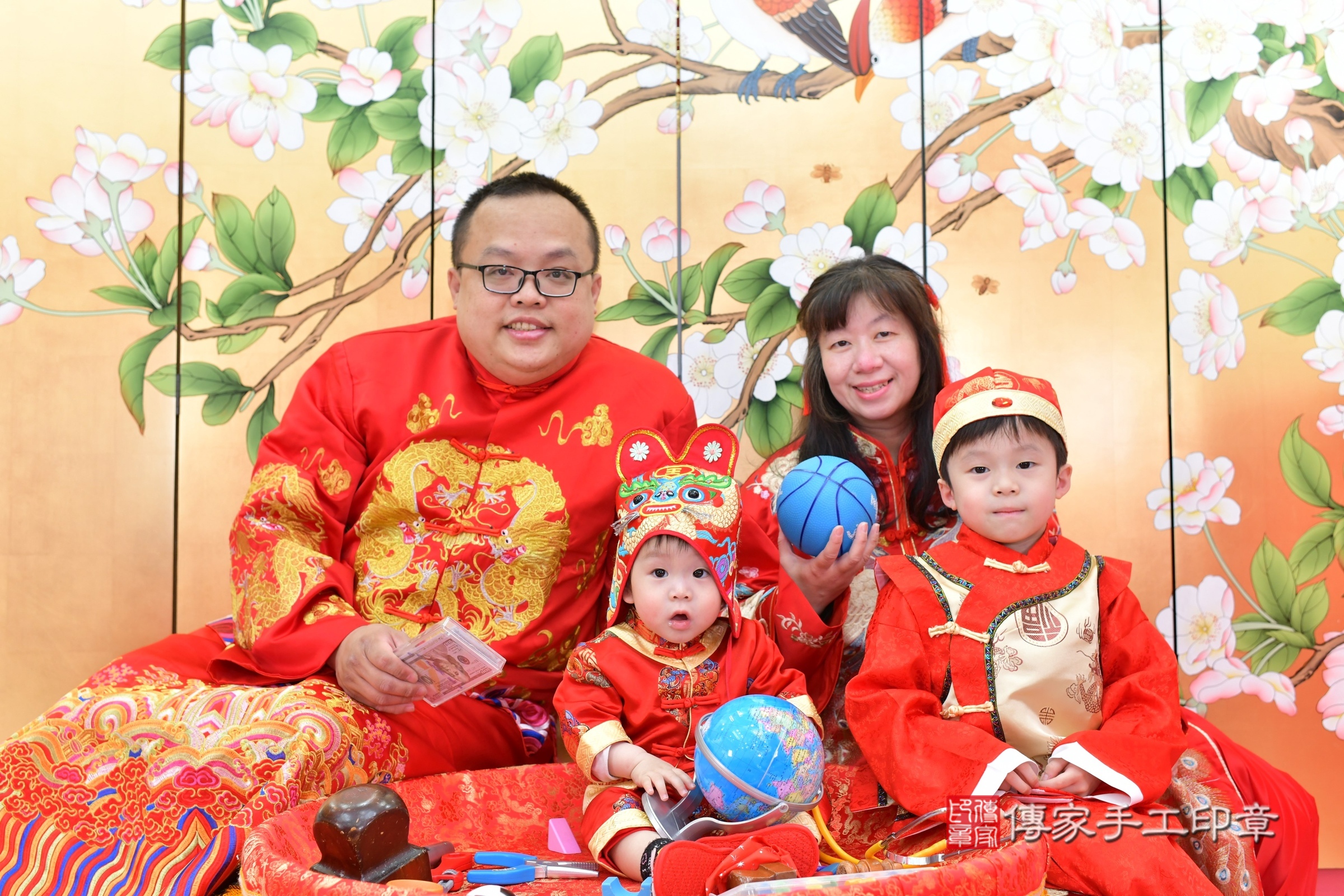 台中市北區誠誠寶寶抓周推薦：傳家台中店抓周度脺中國風會場，嬰兒古禮抓周流程儀式吉祥話、抓周道具物品24種、拍照。抓周證書。2025.3.22，照片13