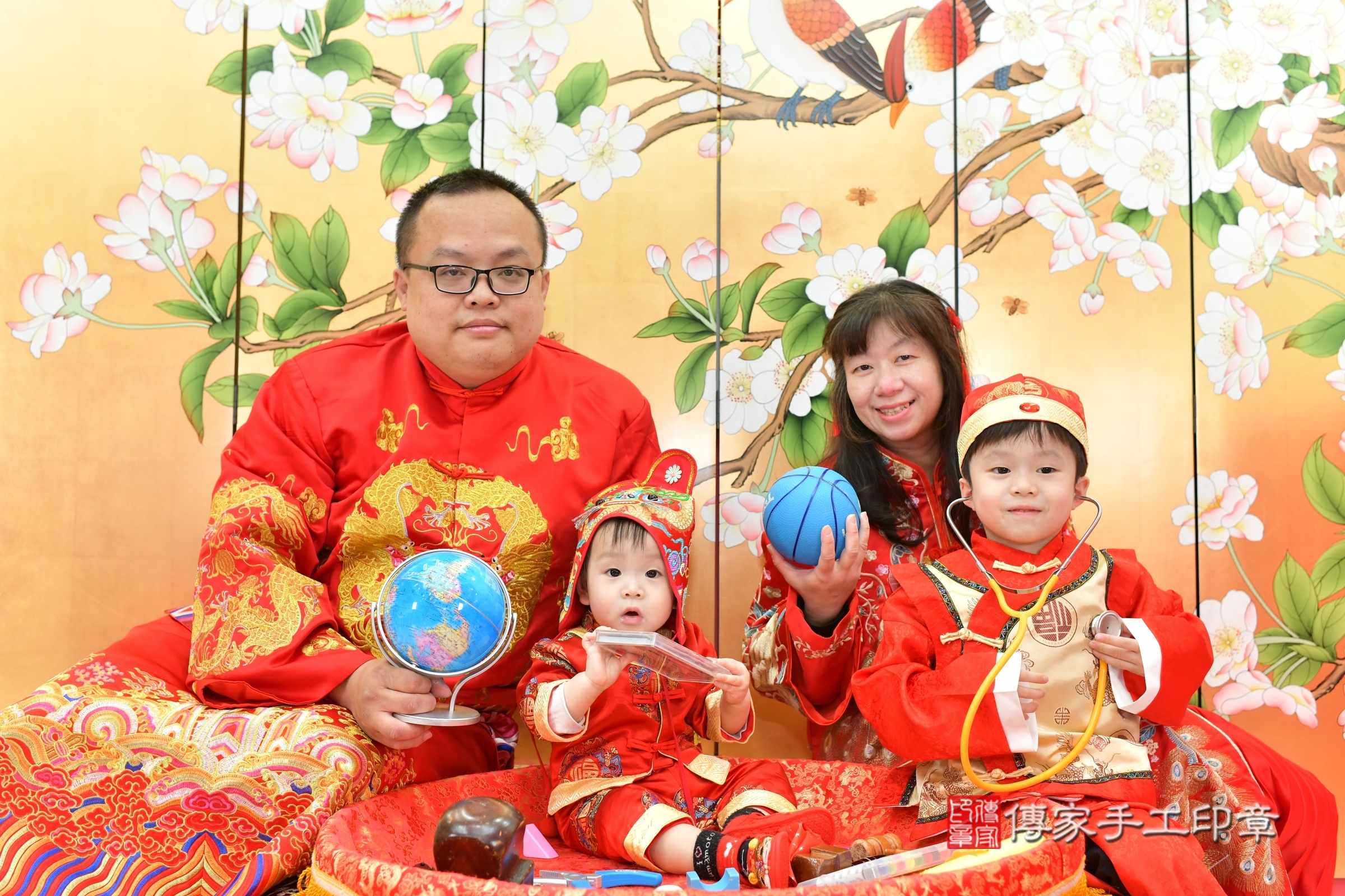 台中市北區誠誠寶寶抓周推薦：傳家台中店抓周度脺中國風會場，嬰兒古禮抓周流程儀式吉祥話、抓周道具物品24種、拍照。抓周證書。2025.3.22，照片12
