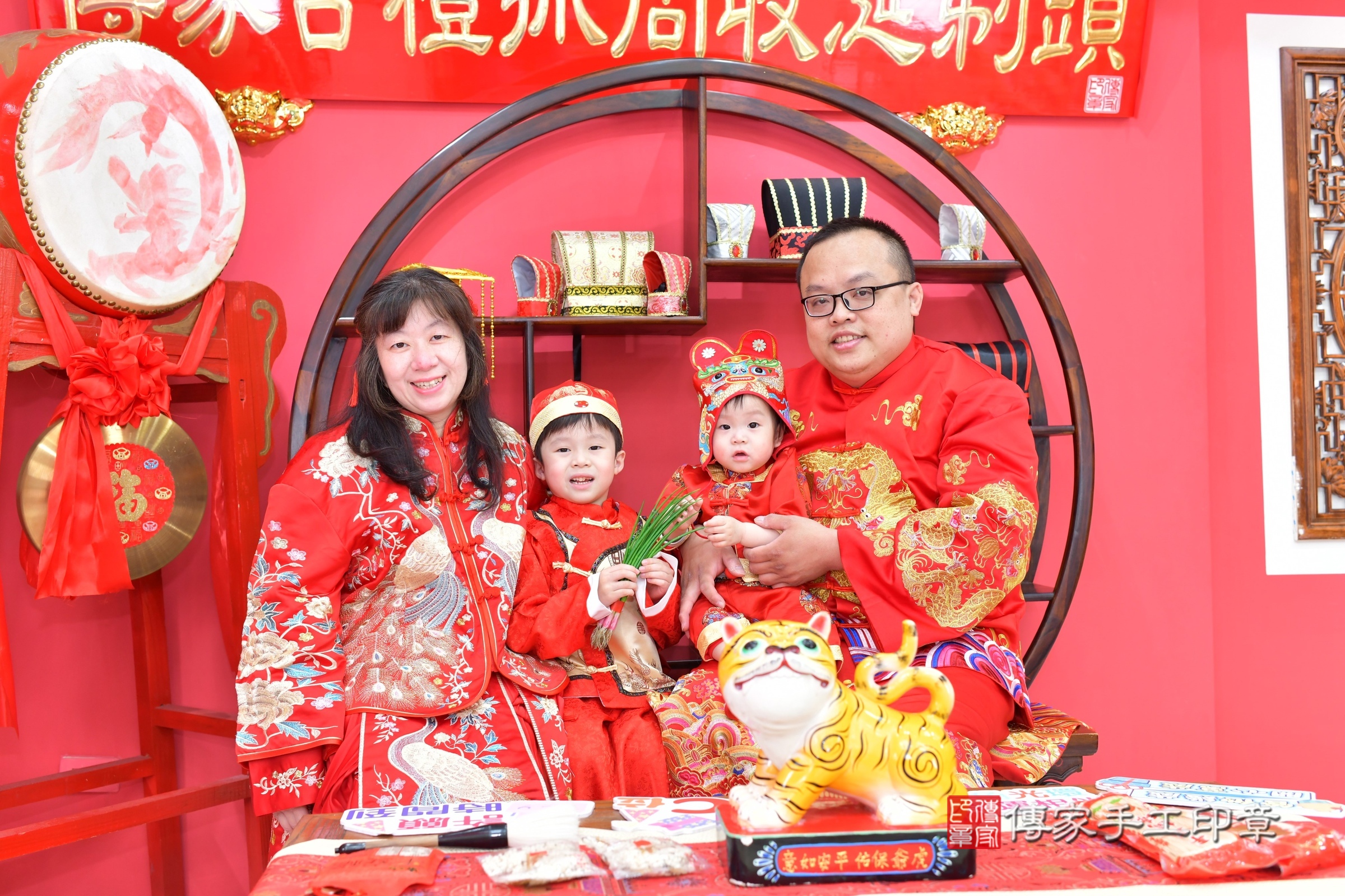 台中市北區誠誠寶寶抓周推薦：傳家台中店抓周度脺中國風會場，嬰兒古禮抓周流程儀式吉祥話、抓周道具物品24種、拍照。抓周證書。2025.3.22，照片16