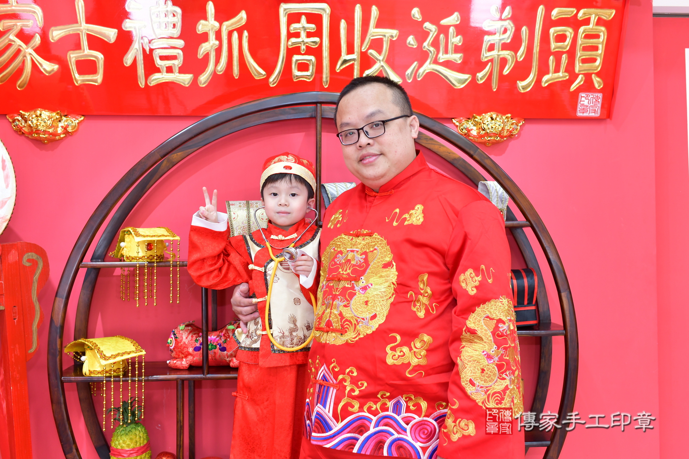 台中市北區誠誠寶寶抓周推薦：傳家台中店抓周度脺中國風會場，嬰兒古禮抓周流程儀式吉祥話、抓周道具物品24種、拍照。抓周證書。2025.3.22，照片7
