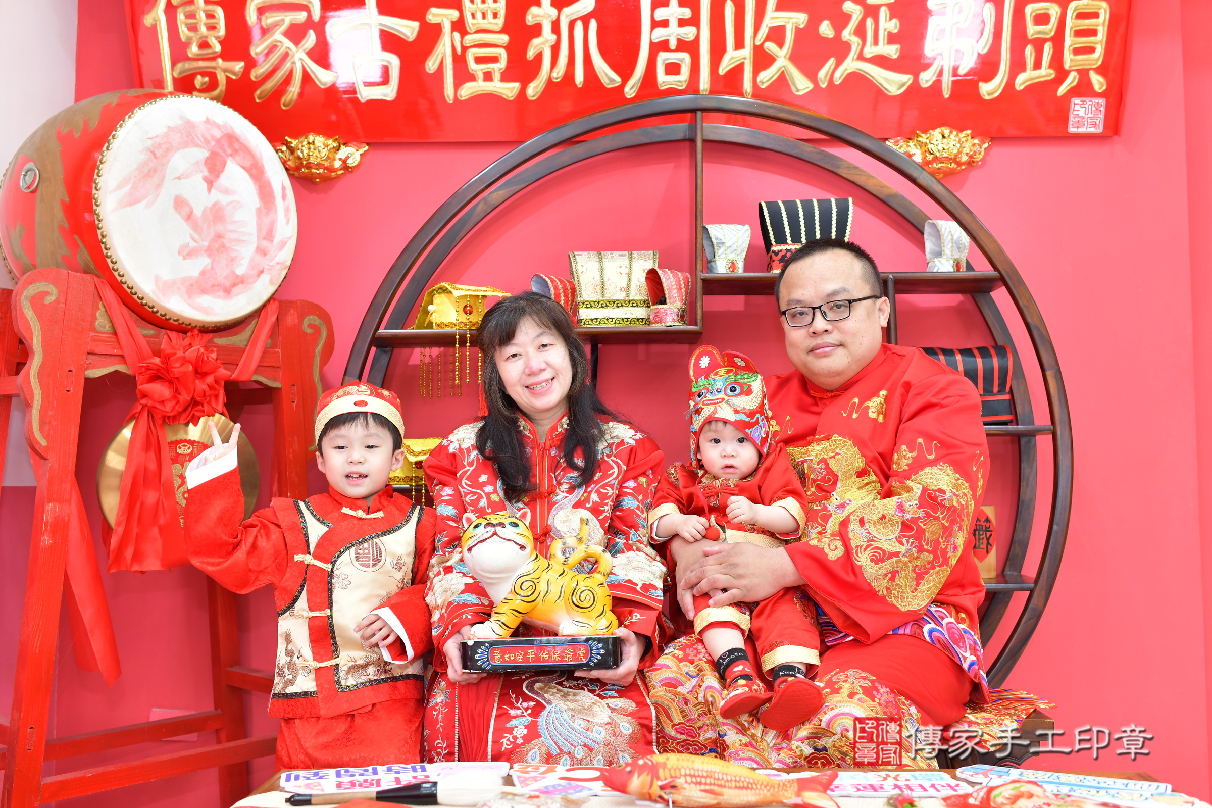 台中市北區誠誠寶寶抓周推薦：傳家台中店抓周度脺中國風會場，嬰兒古禮抓周流程儀式吉祥話、抓周道具物品24種、拍照。抓周證書。2025.3.22，照片15