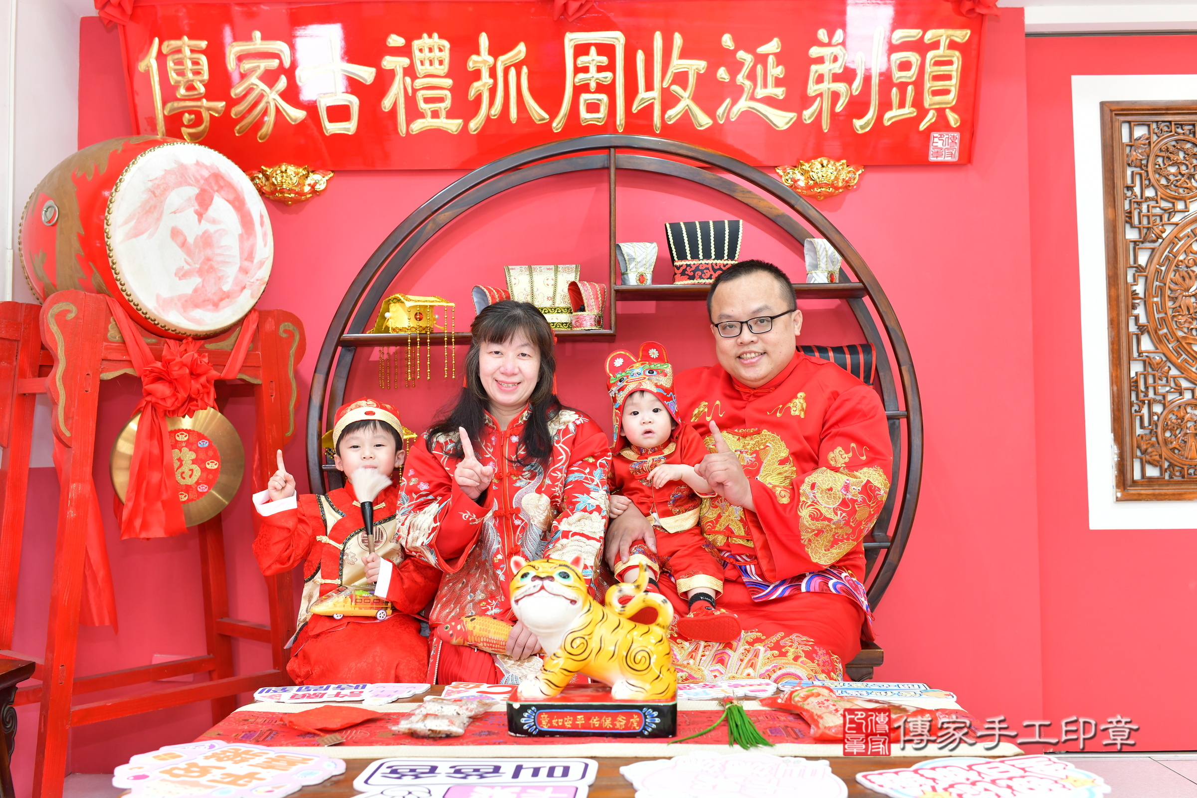 台中市北區誠誠寶寶抓周推薦：傳家台中店抓周度脺中國風會場，嬰兒古禮抓周流程儀式吉祥話、抓周道具物品24種、拍照。抓周證書。2025.3.22，照片3