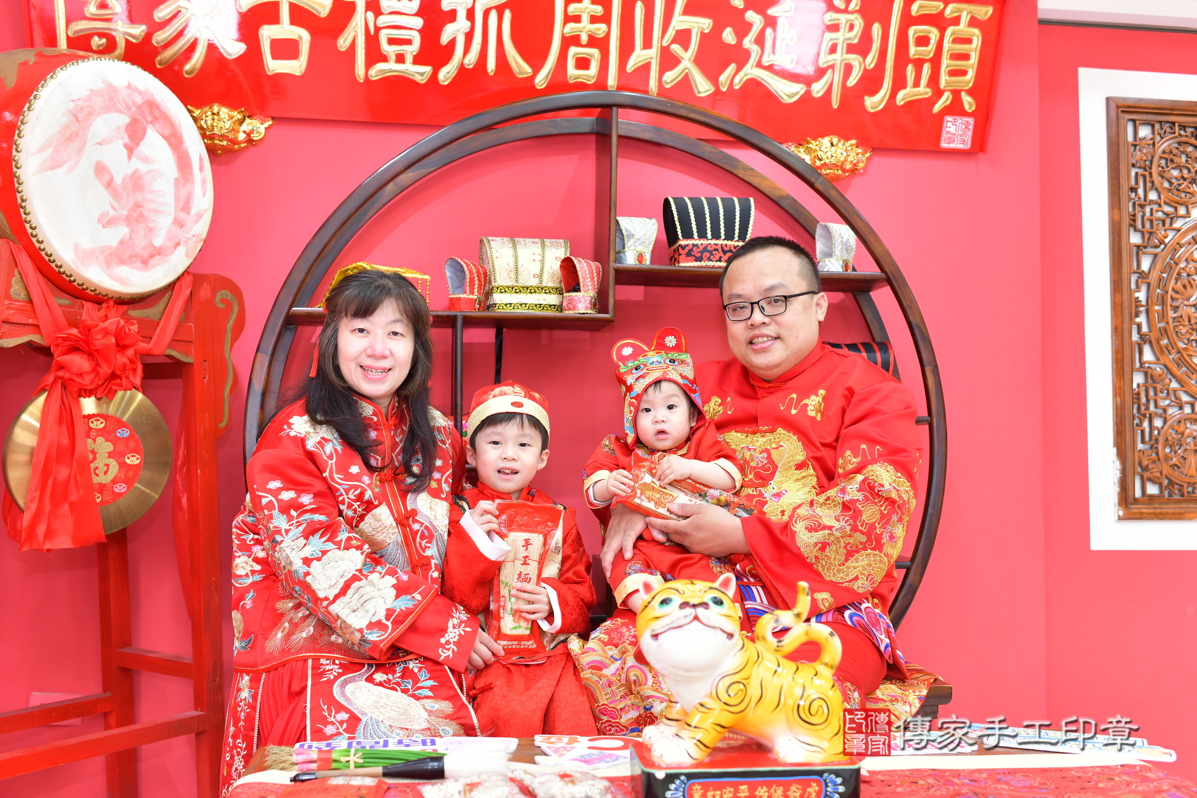 台中市北區誠誠寶寶抓周推薦：傳家台中店抓周度脺中國風會場，嬰兒古禮抓周流程儀式吉祥話、抓周道具物品24種、拍照。抓周證書。2025.3.22，照片17