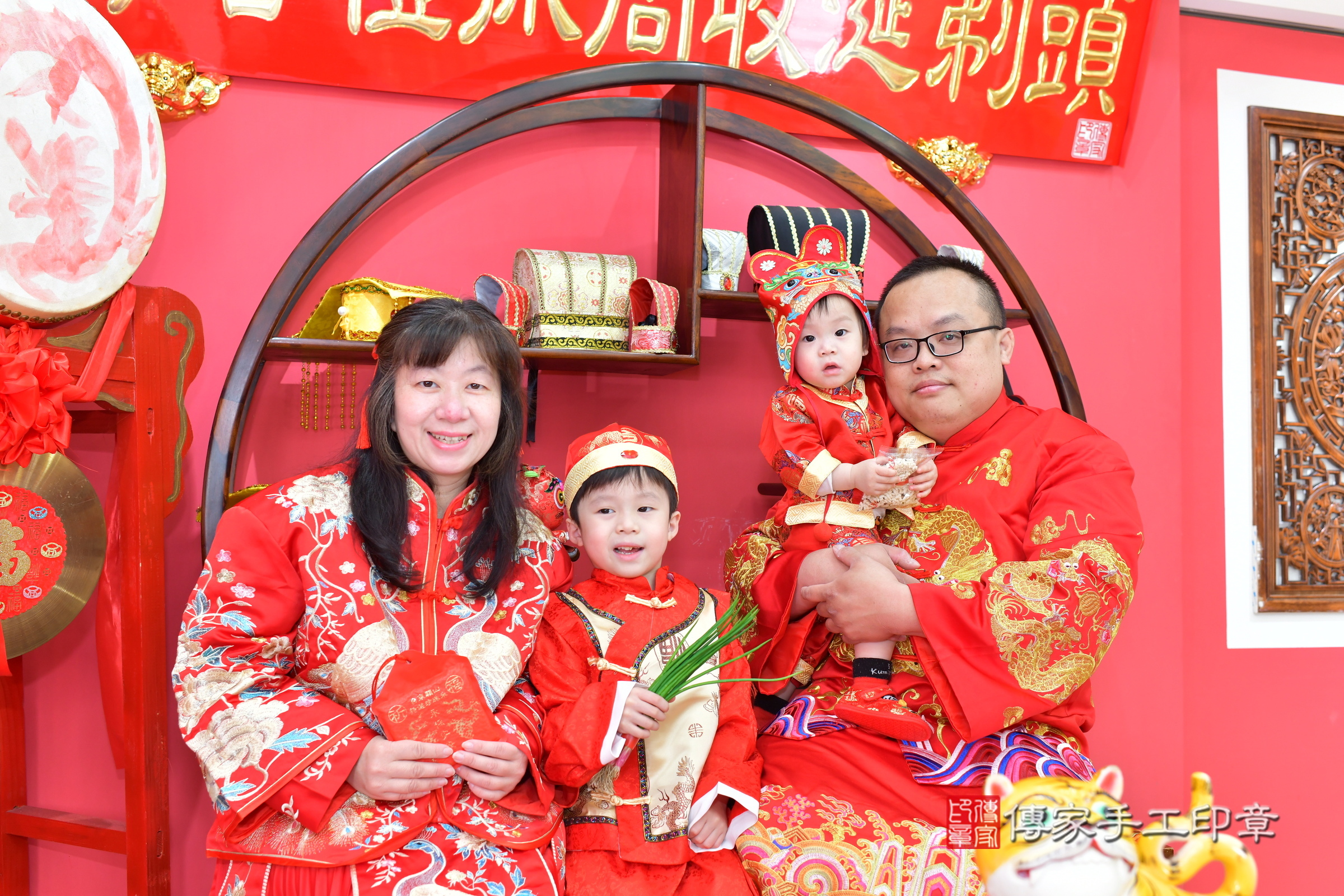 台中市北區誠誠寶寶抓周推薦：傳家台中店抓周度脺中國風會場，嬰兒古禮抓周流程儀式吉祥話、抓周道具物品24種、拍照。抓周證書。2025.3.22，照片18