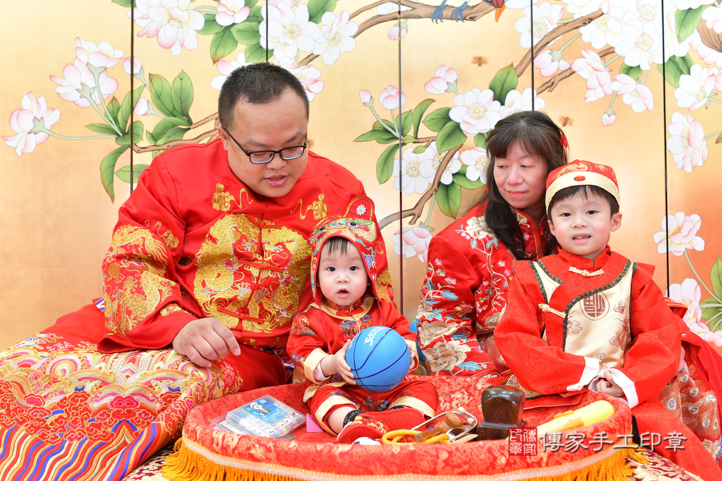 台中市北區誠誠寶寶抓周推薦：傳家台中店抓周度脺中國風會場，嬰兒古禮抓周流程儀式吉祥話、抓周道具物品24種、拍照。抓周證書。2025.3.22，照片14