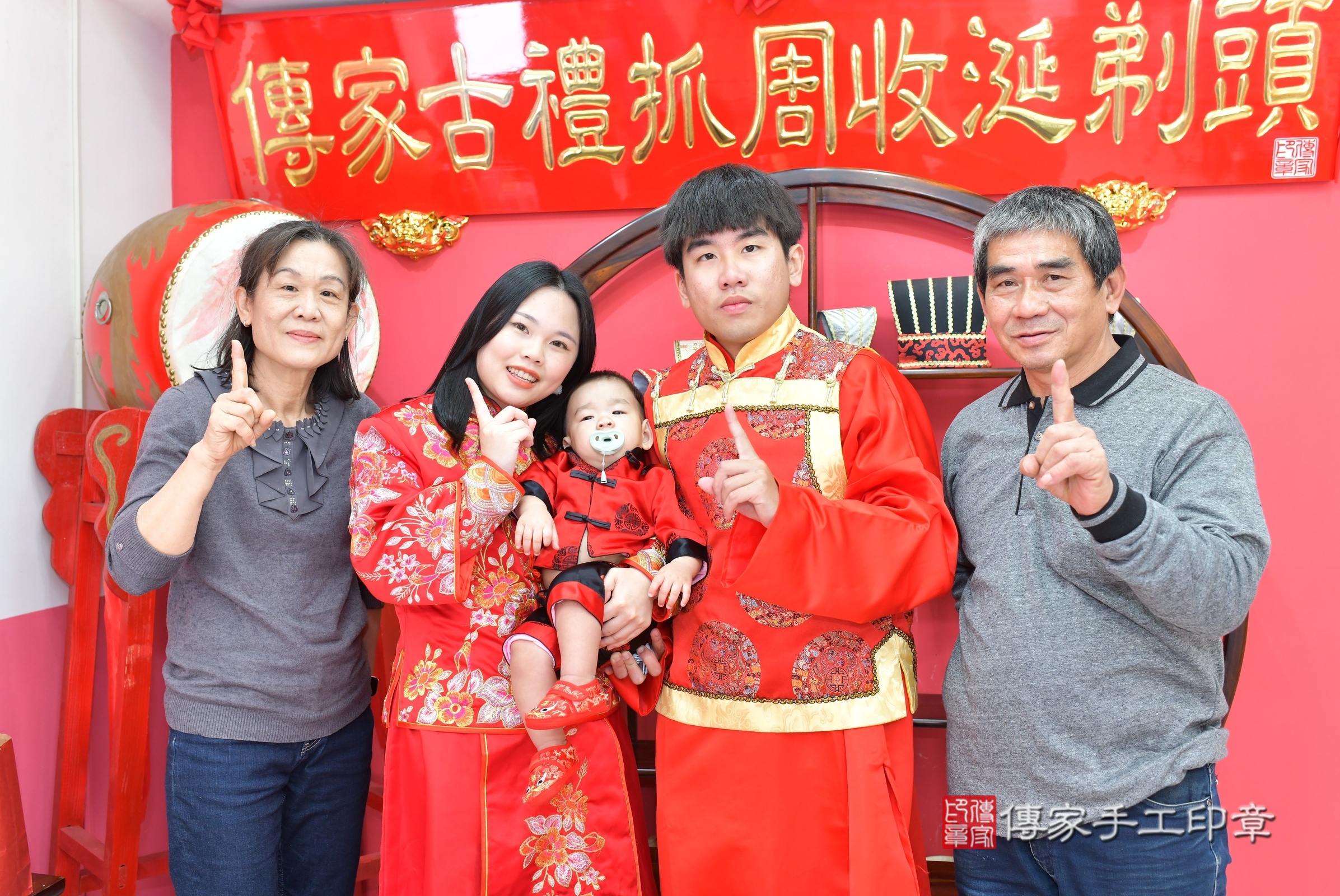 台中市北區昊昊寶寶抓周推薦：傳家台中店抓周度脺中國風會場，嬰兒古禮抓周流程儀式吉祥話、抓周道具物品24種、拍照。抓周證書。2025.3.23，照片4