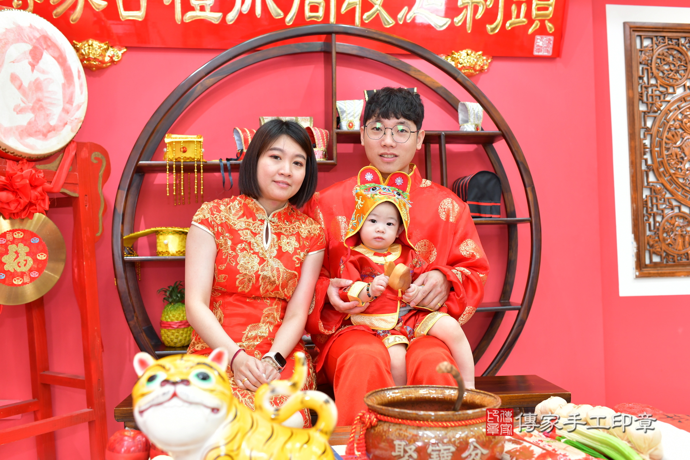 台中市北區小銘寶寶抓周推薦：傳家台中店抓周度脺中國風會場，嬰兒古禮抓周流程儀式吉祥話、抓周道具物品24種、拍照。抓周證書。2025.3.23，照片14