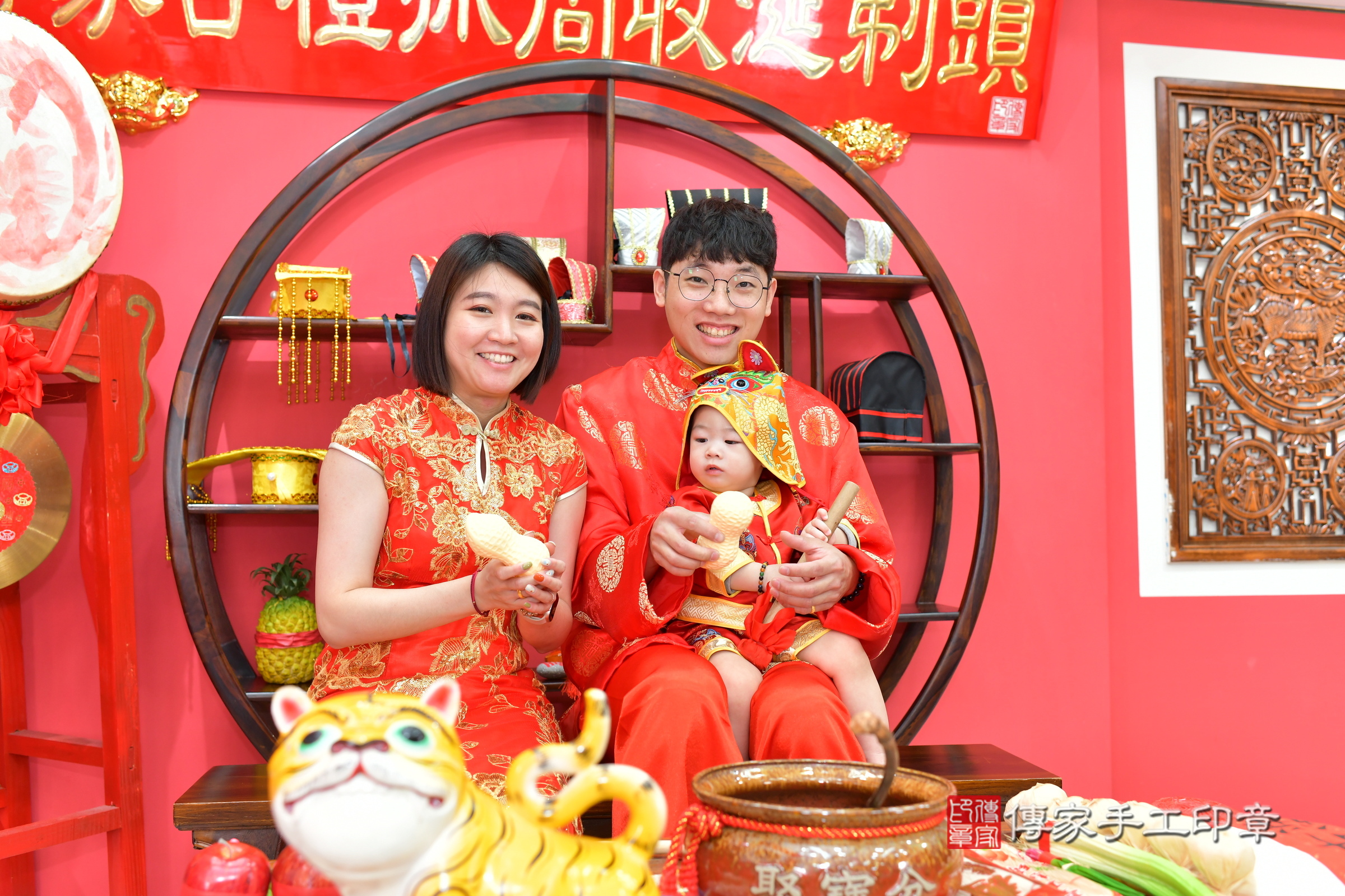 台中市北區小銘寶寶抓周推薦：傳家台中店抓周度脺中國風會場，嬰兒古禮抓周流程儀式吉祥話、抓周道具物品24種、拍照。抓周證書。2025.3.23，照片15