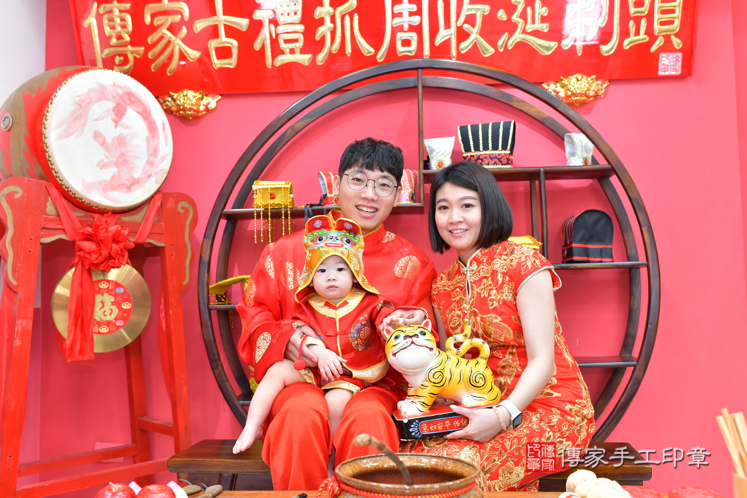 台中市北區小銘寶寶抓周推薦：傳家台中店抓周度脺中國風會場，嬰兒古禮抓周流程儀式吉祥話、抓周道具物品24種、拍照。抓周證書。2025.3.23，照片12