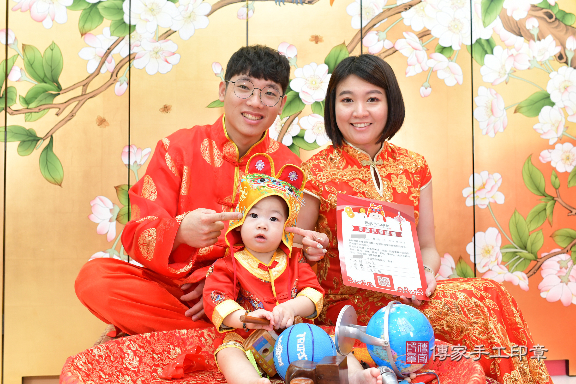 台中市北區小銘寶寶抓周推薦：傳家台中店抓周度脺中國風會場，嬰兒古禮抓周流程儀式吉祥話、抓周道具物品24種、拍照。抓周證書。2025.3.23，照片19