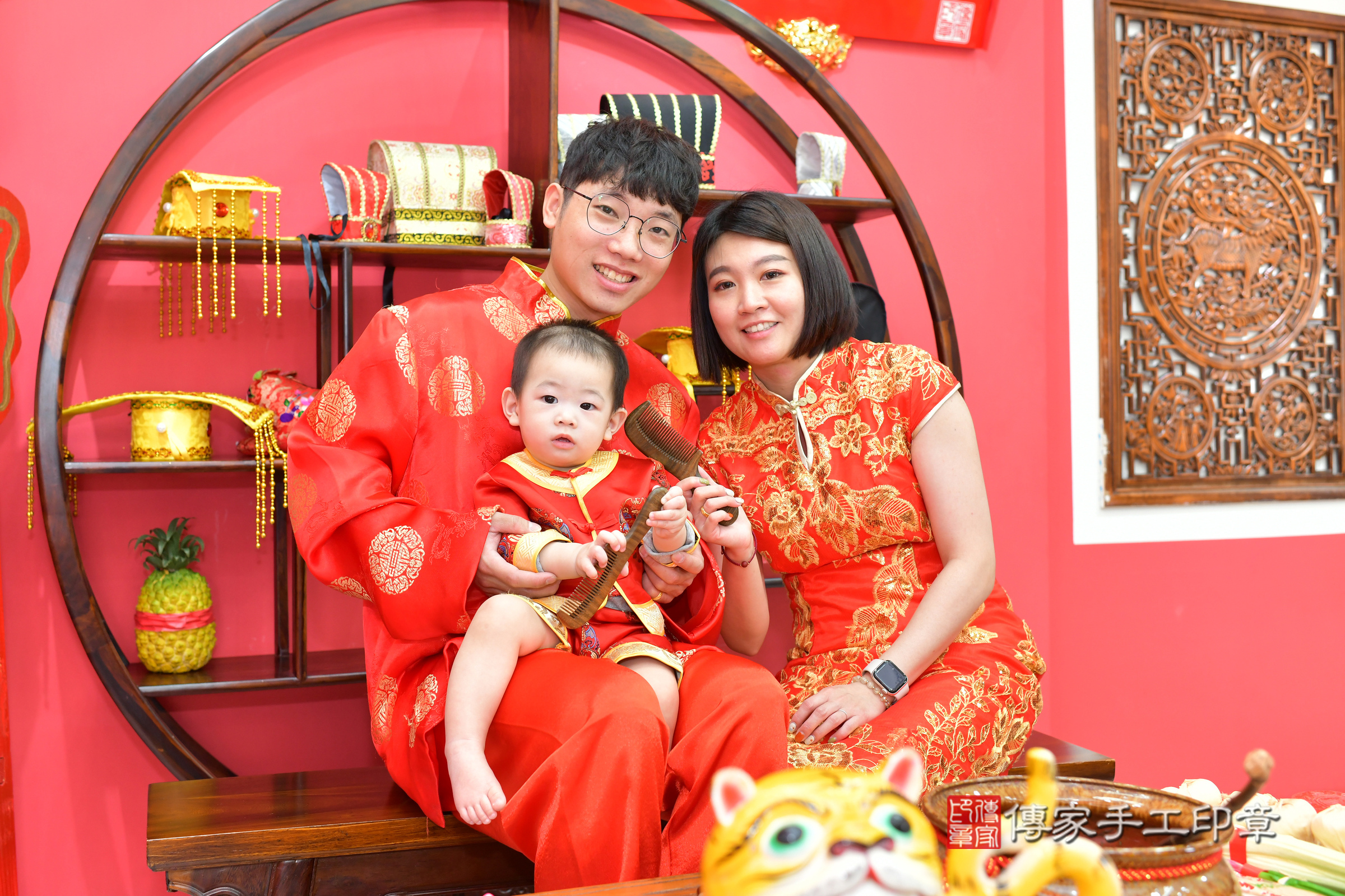 台中市北區小銘寶寶抓周推薦：傳家台中店抓周度脺中國風會場，嬰兒古禮抓周流程儀式吉祥話、抓周道具物品24種、拍照。抓周證書。2025.3.23，照片11