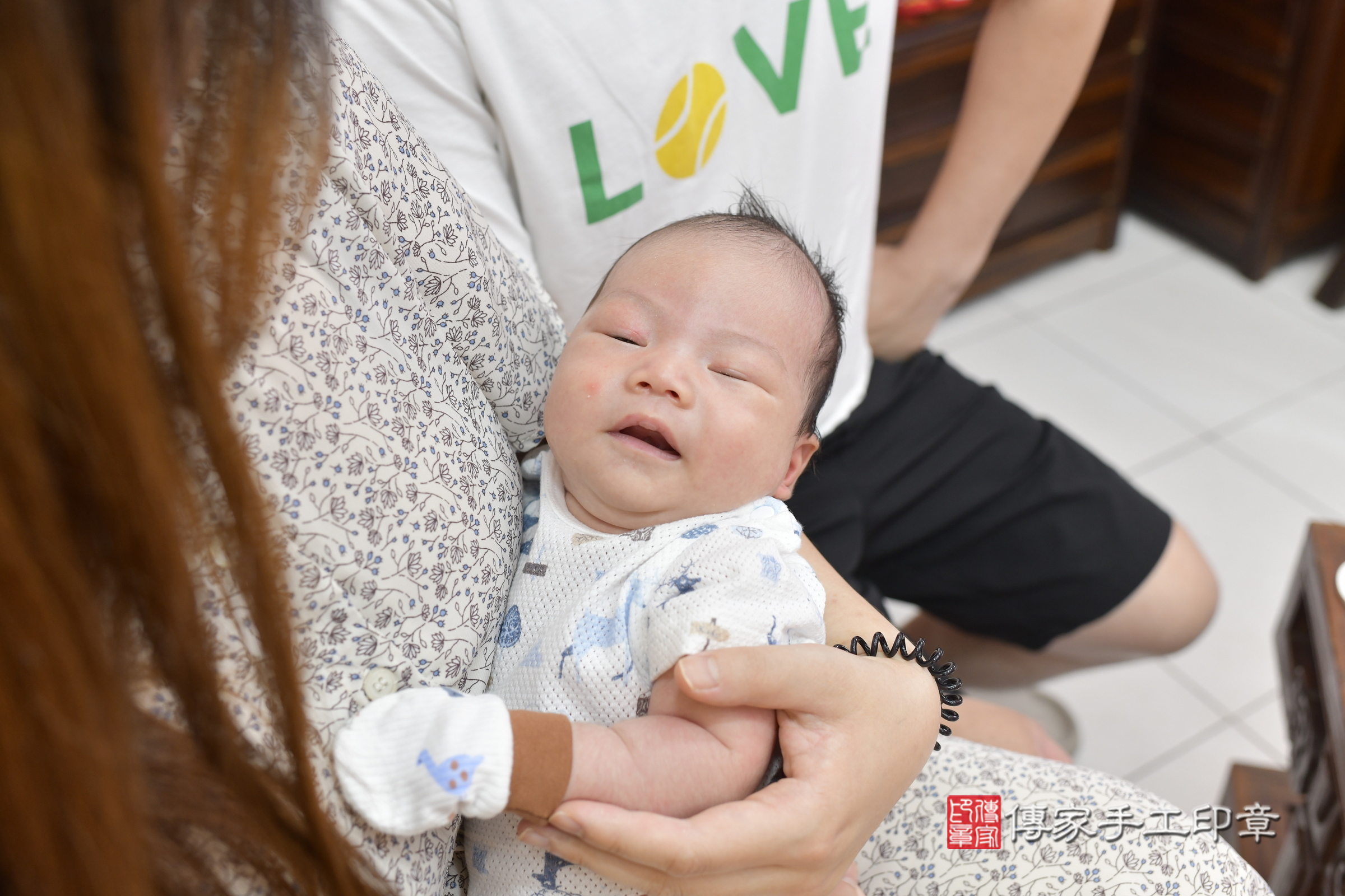 小熹寶寶(新竹市香山區嬰兒寶寶滿月剃頭理髮、嬰兒剃胎毛儀式吉祥話)。中國風會場，爸媽寶貝穿「日中韓」古裝禮服。專業拍照、證書。★購買「臍帶章、肚臍章、胎毛筆刷印章」贈送：剃頭、收涎、抓周，三選一。2025.4.24，照片8
