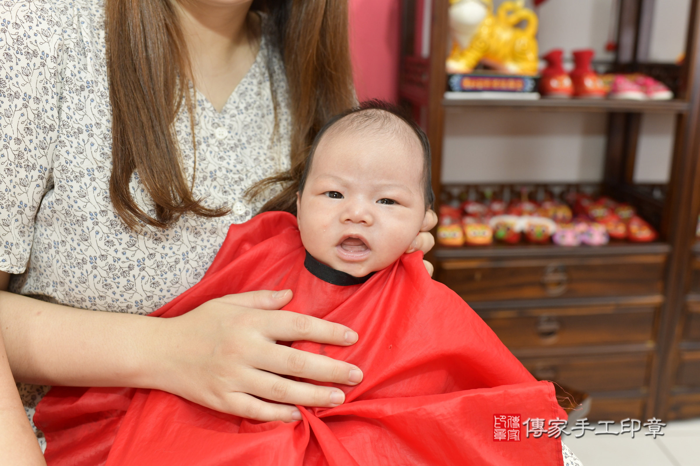 小熹寶寶(新竹市香山區嬰兒寶寶滿月剃頭理髮、嬰兒剃胎毛儀式吉祥話)。中國風會場，爸媽寶貝穿「日中韓」古裝禮服。專業拍照、證書。★購買「臍帶章、肚臍章、胎毛筆刷印章」贈送：剃頭、收涎、抓周，三選一。2025.4.24，照片21