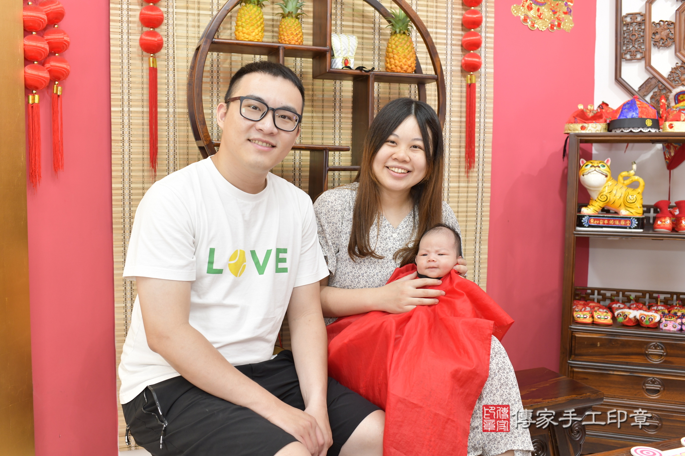 小熹寶寶(新竹市香山區嬰兒寶寶滿月剃頭理髮、嬰兒剃胎毛儀式吉祥話)。中國風會場，爸媽寶貝穿「日中韓」古裝禮服。專業拍照、證書。★購買「臍帶章、肚臍章、胎毛筆刷印章」贈送：剃頭、收涎、抓周，三選一。2025.4.24，照片20