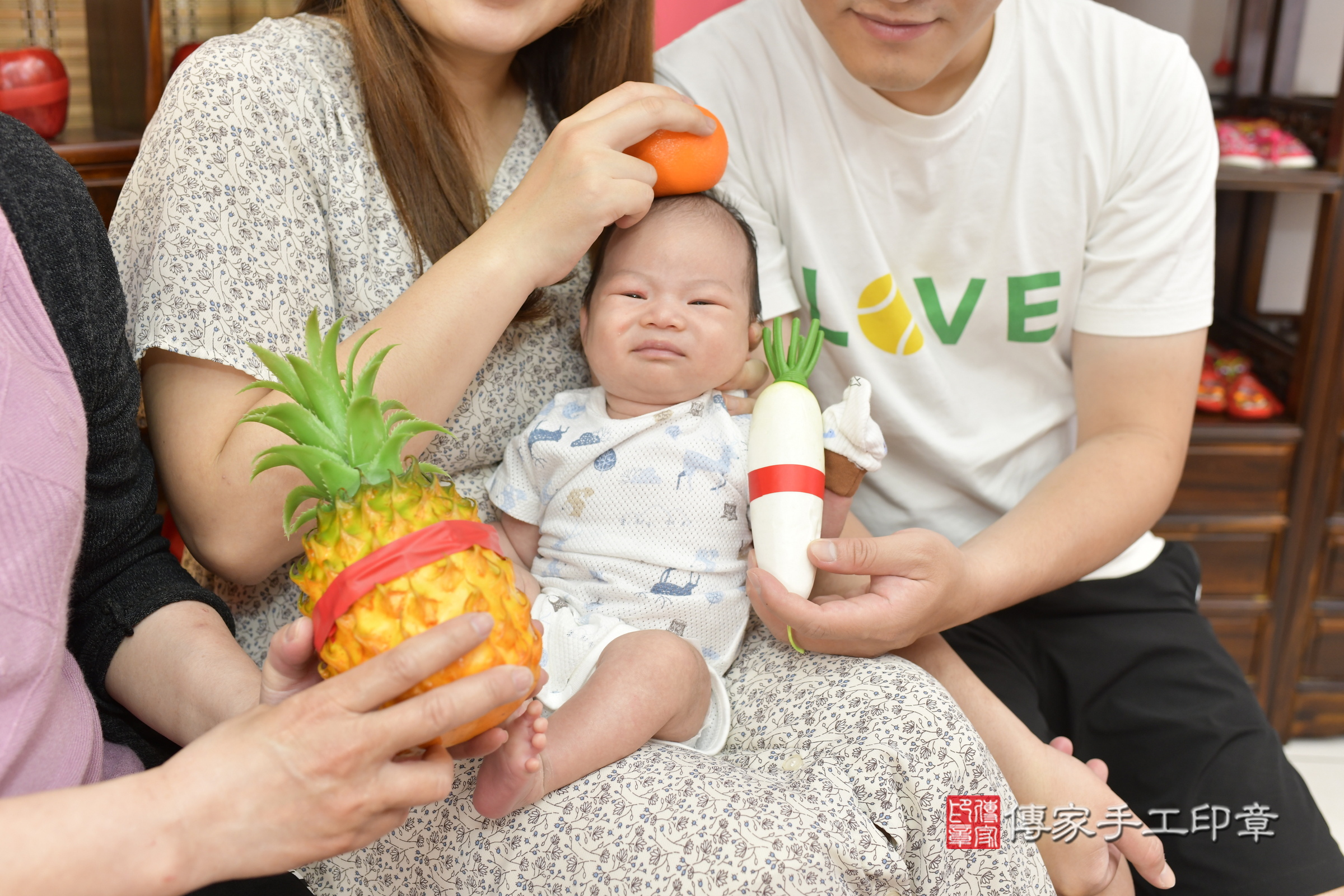 小熹寶寶(新竹市香山區嬰兒寶寶滿月剃頭理髮、嬰兒剃胎毛儀式吉祥話)。中國風會場，爸媽寶貝穿「日中韓」古裝禮服。專業拍照、證書。★購買「臍帶章、肚臍章、胎毛筆刷印章」贈送：剃頭、收涎、抓周，三選一。2025.4.24，照片15