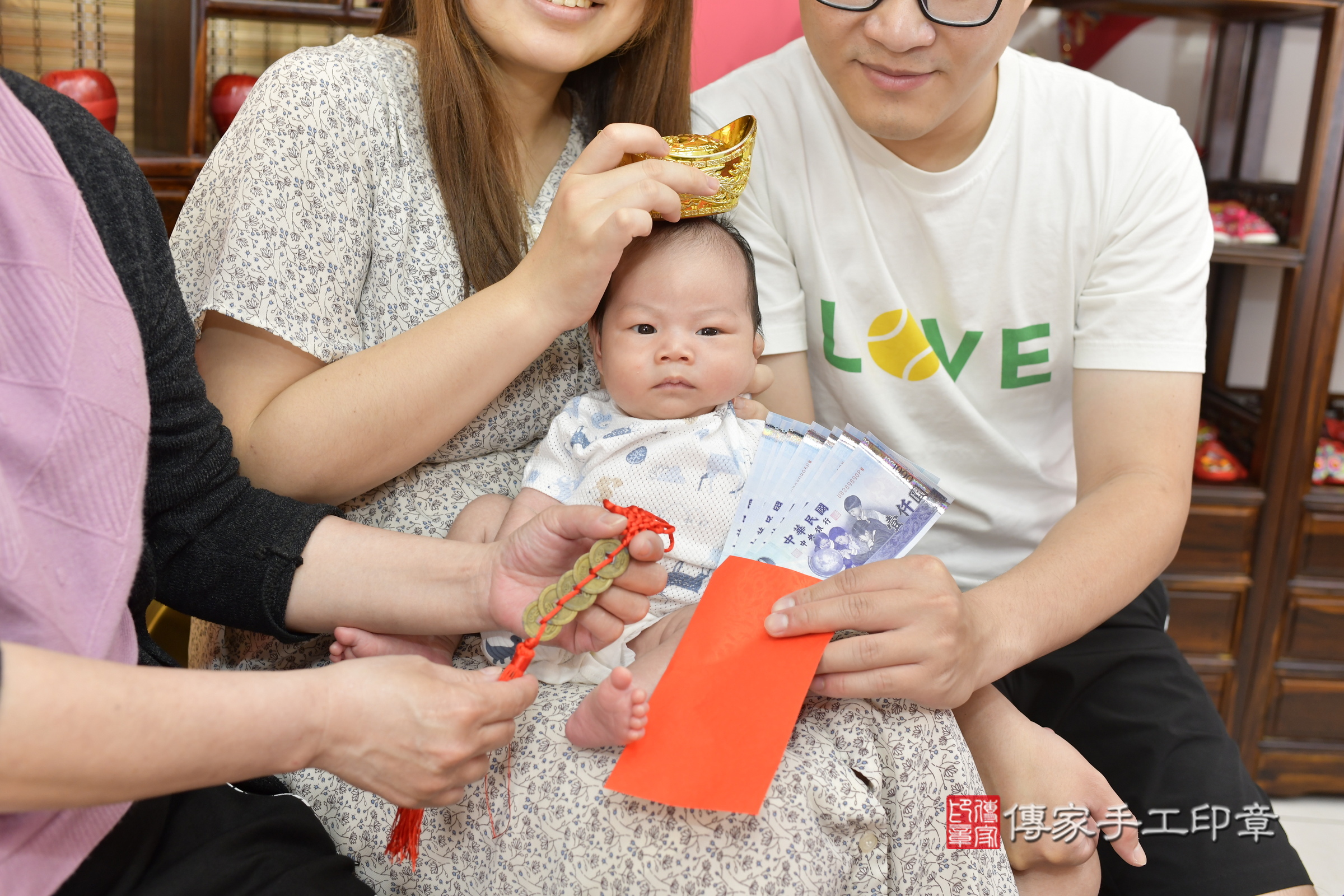 小熹寶寶(新竹市香山區嬰兒寶寶滿月剃頭理髮、嬰兒剃胎毛儀式吉祥話)。中國風會場，爸媽寶貝穿「日中韓」古裝禮服。專業拍照、證書。★購買「臍帶章、肚臍章、胎毛筆刷印章」贈送：剃頭、收涎、抓周，三選一。2025.4.24，照片19