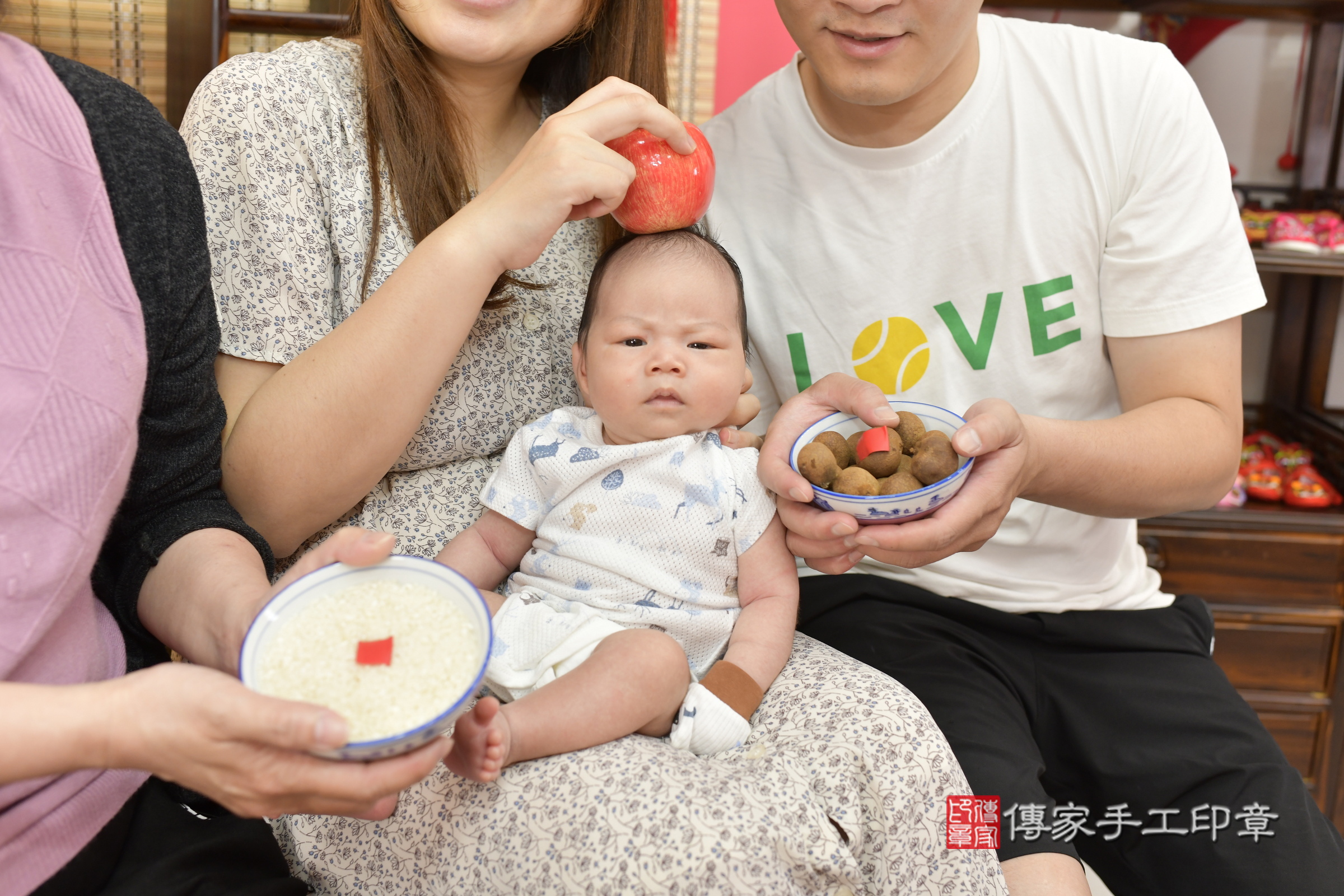 小熹寶寶(新竹市香山區嬰兒寶寶滿月剃頭理髮、嬰兒剃胎毛儀式吉祥話)。中國風會場，爸媽寶貝穿「日中韓」古裝禮服。專業拍照、證書。★購買「臍帶章、肚臍章、胎毛筆刷印章」贈送：剃頭、收涎、抓周，三選一。2025.4.24，照片13