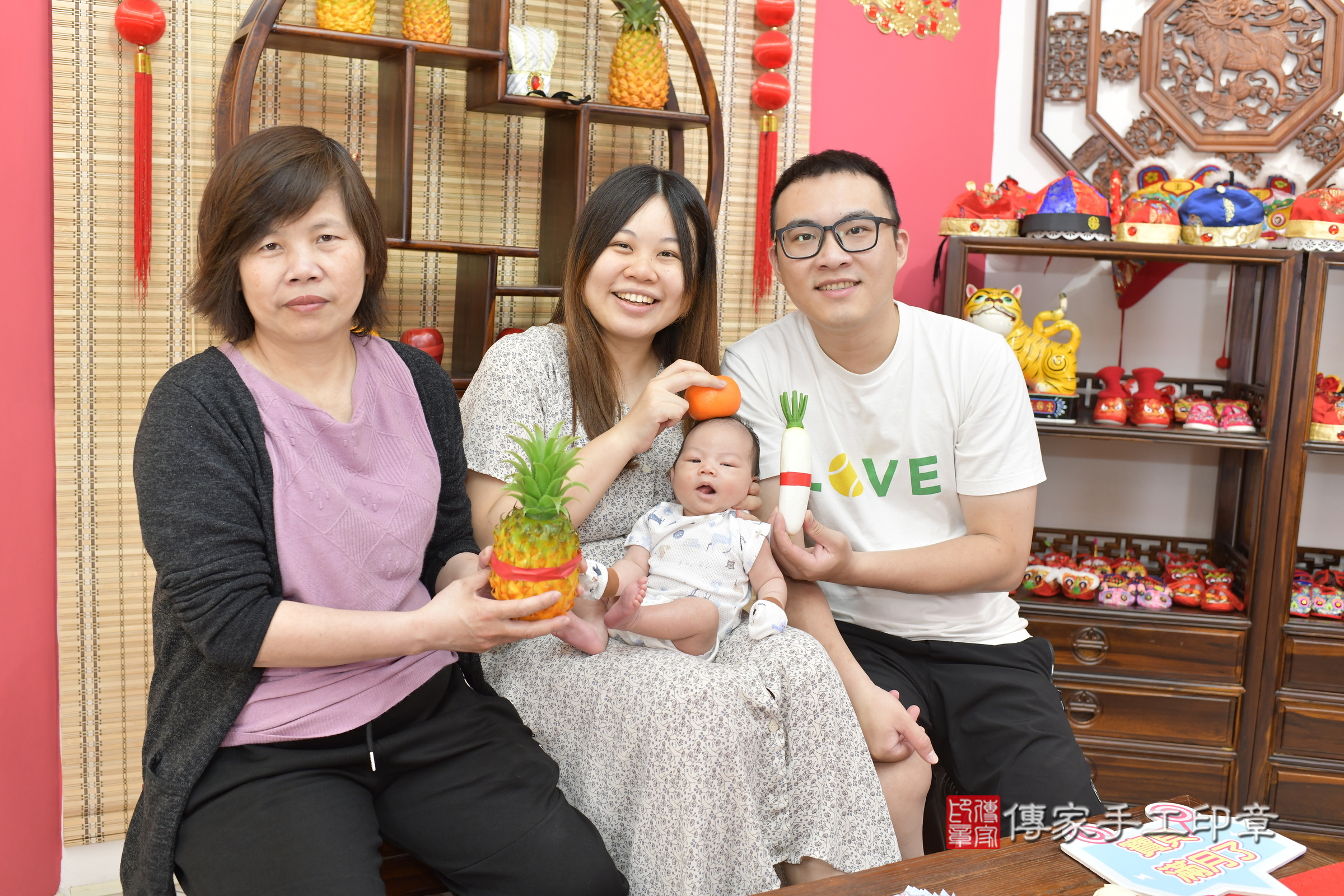 小熹寶寶(新竹市香山區嬰兒寶寶滿月剃頭理髮、嬰兒剃胎毛儀式吉祥話)。中國風會場，爸媽寶貝穿「日中韓」古裝禮服。專業拍照、證書。★購買「臍帶章、肚臍章、胎毛筆刷印章」贈送：剃頭、收涎、抓周，三選一。2025.4.24，照片14