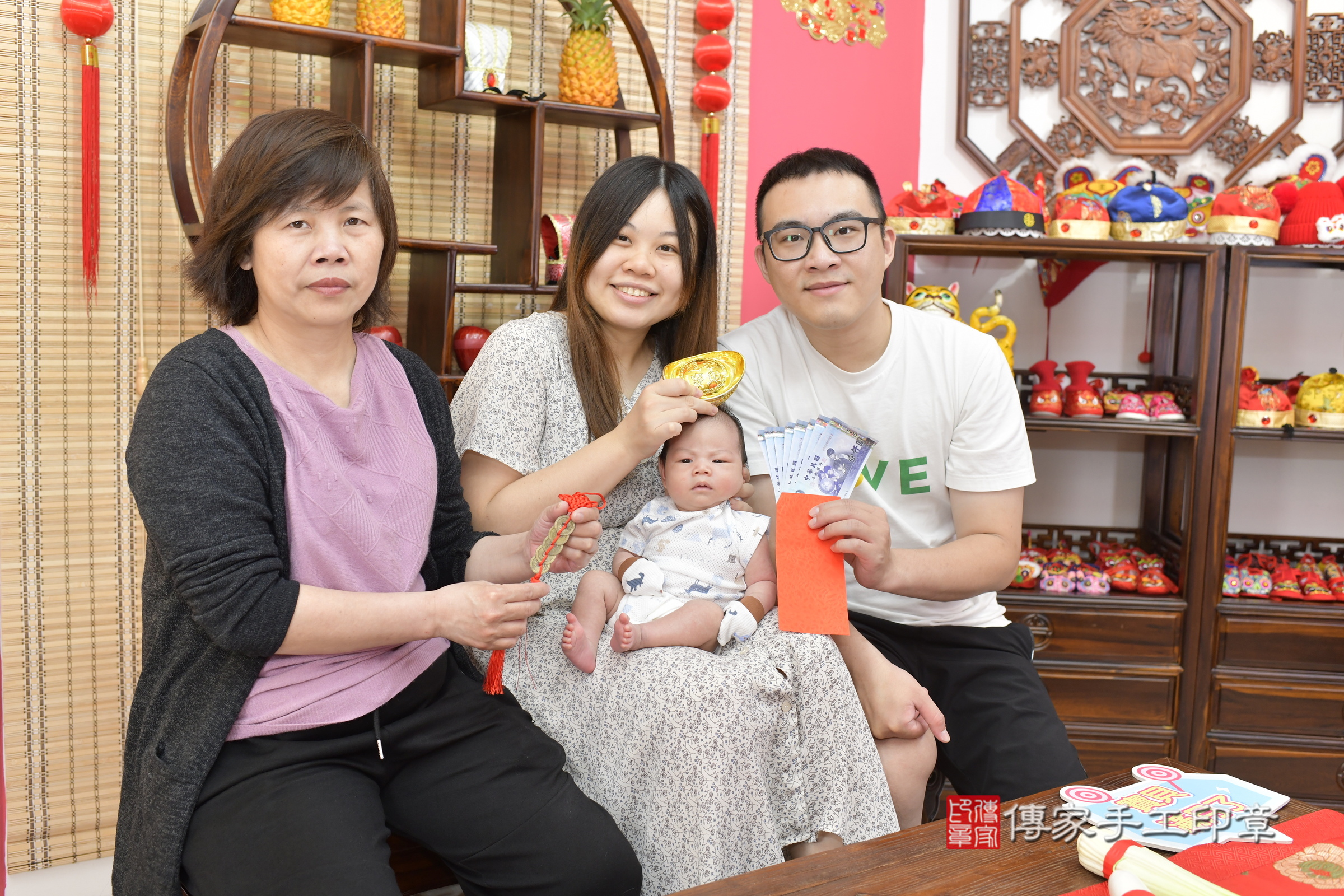 小熹寶寶(新竹市香山區嬰兒寶寶滿月剃頭理髮、嬰兒剃胎毛儀式吉祥話)。中國風會場，爸媽寶貝穿「日中韓」古裝禮服。專業拍照、證書。★購買「臍帶章、肚臍章、胎毛筆刷印章」贈送：剃頭、收涎、抓周，三選一。2025.4.24，照片18