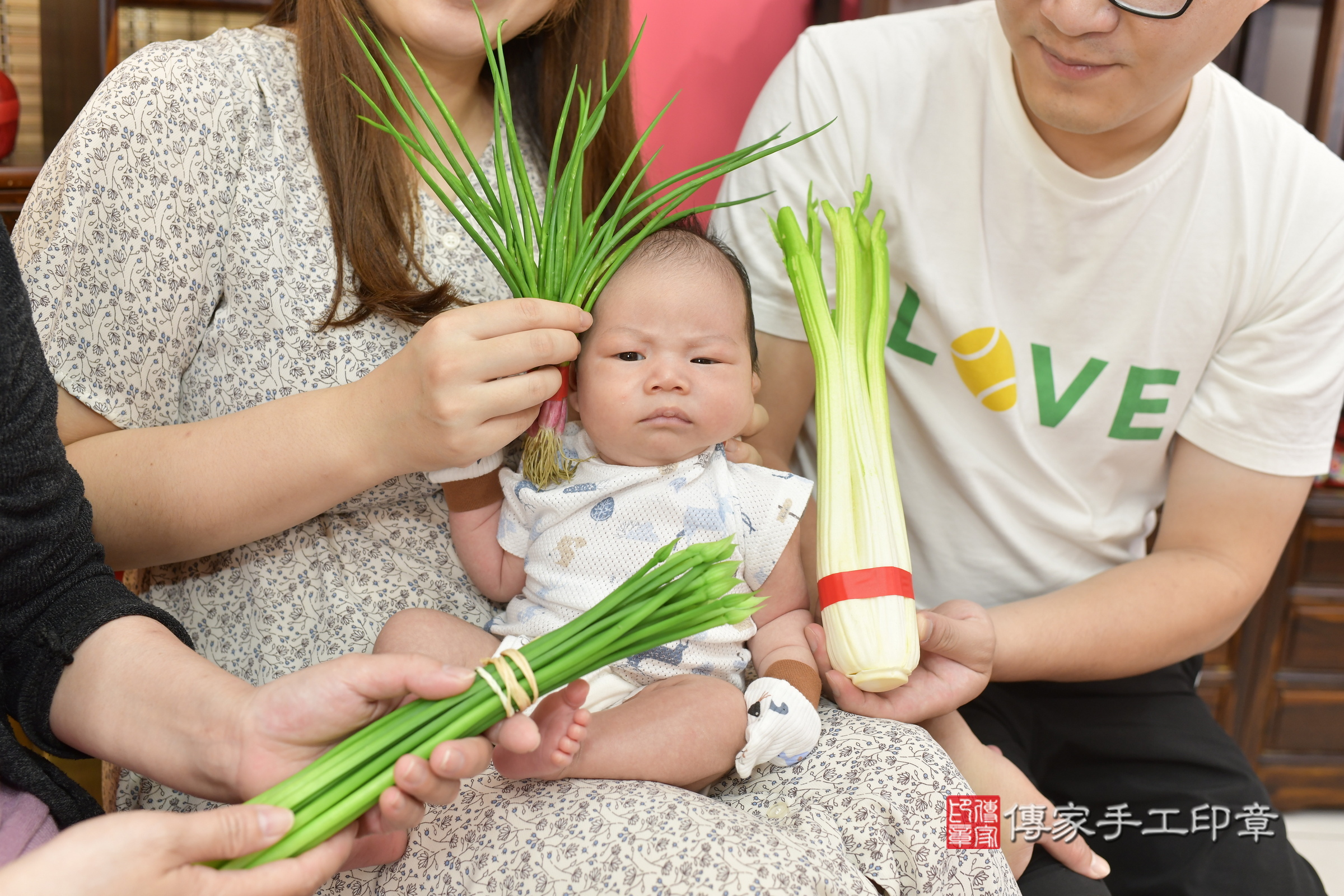 小熹寶寶(新竹市香山區嬰兒寶寶滿月剃頭理髮、嬰兒剃胎毛儀式吉祥話)。中國風會場，爸媽寶貝穿「日中韓」古裝禮服。專業拍照、證書。★購買「臍帶章、肚臍章、胎毛筆刷印章」贈送：剃頭、收涎、抓周，三選一。2025.4.24，照片17