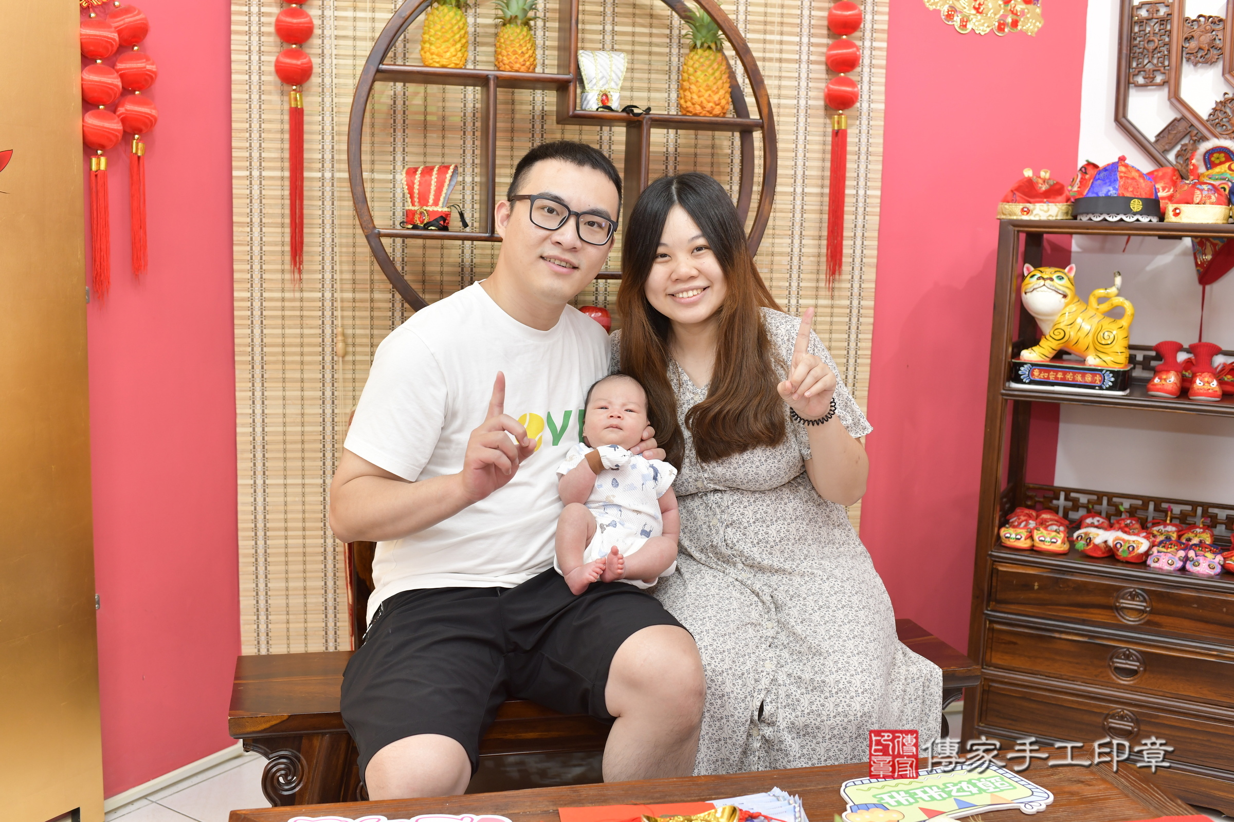 小熹寶寶(新竹市香山區嬰兒寶寶滿月剃頭理髮、嬰兒剃胎毛儀式吉祥話)。中國風會場，爸媽寶貝穿「日中韓」古裝禮服。專業拍照、證書。★購買「臍帶章、肚臍章、胎毛筆刷印章」贈送：剃頭、收涎、抓周，三選一。2025.4.24，照片3