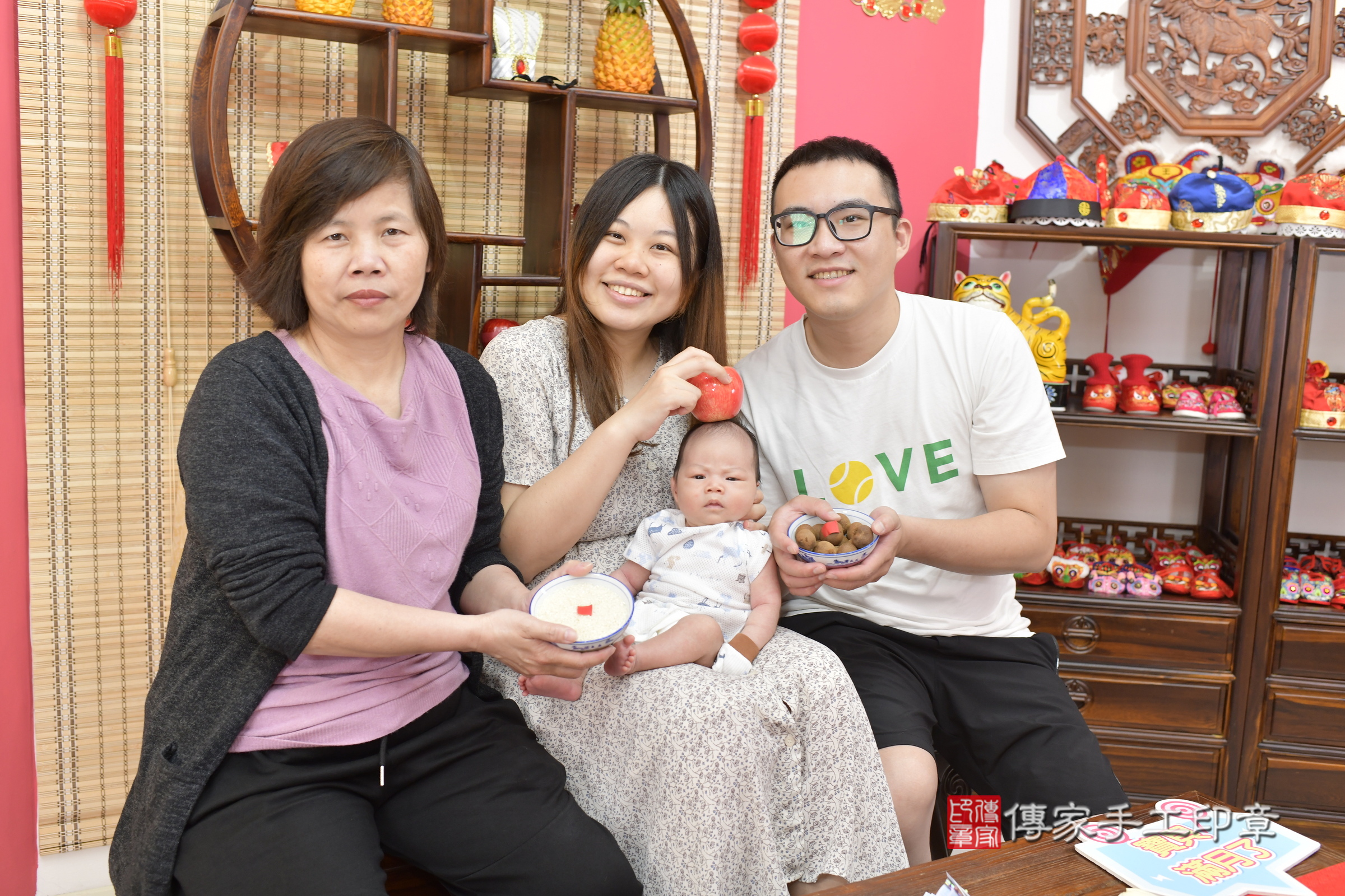 小熹寶寶(新竹市香山區嬰兒寶寶滿月剃頭理髮、嬰兒剃胎毛儀式吉祥話)。中國風會場，爸媽寶貝穿「日中韓」古裝禮服。專業拍照、證書。★購買「臍帶章、肚臍章、胎毛筆刷印章」贈送：剃頭、收涎、抓周，三選一。2025.4.24，照片12