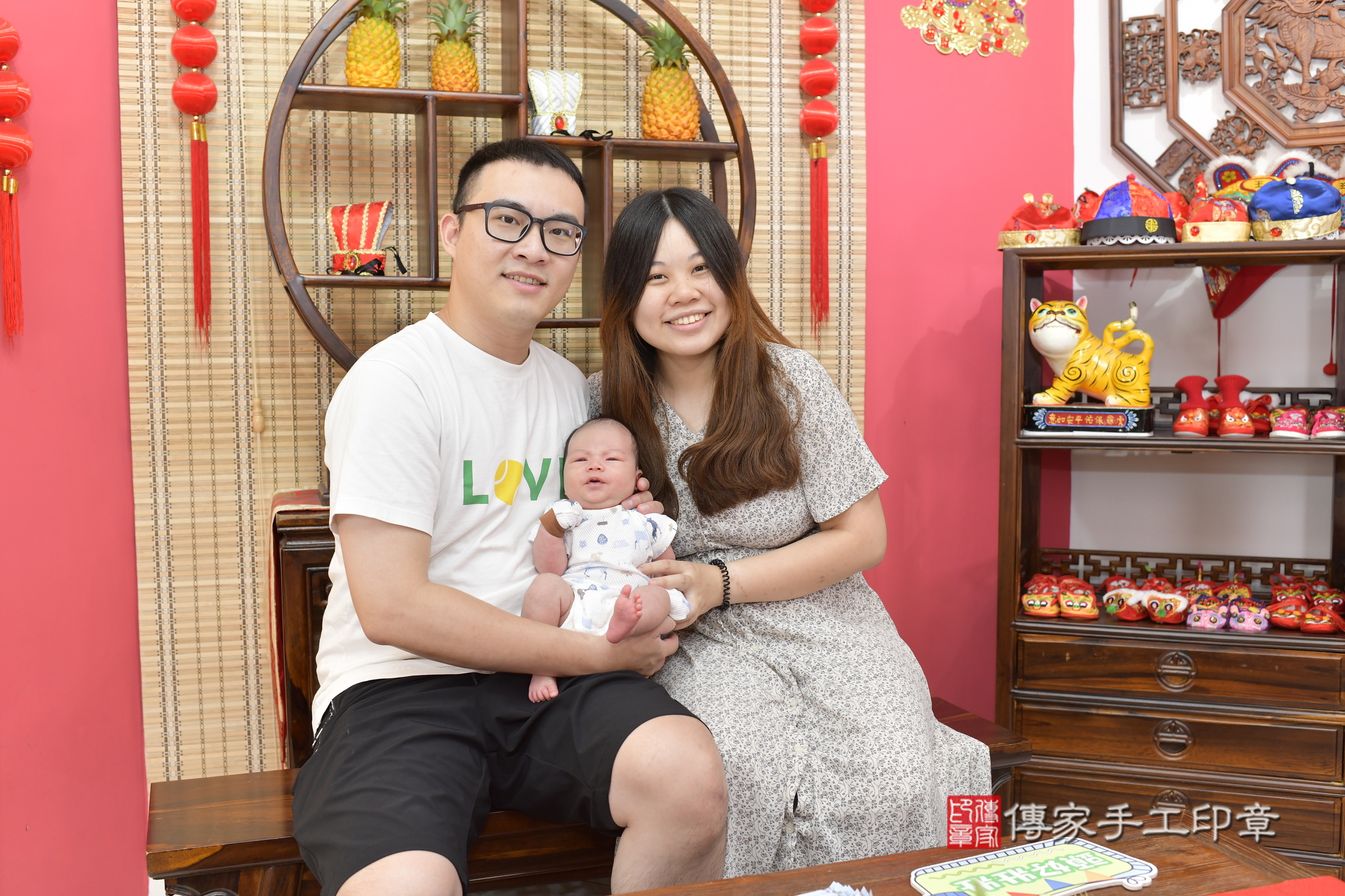 小熹寶寶(新竹市香山區嬰兒寶寶滿月剃頭理髮、嬰兒剃胎毛儀式吉祥話)。中國風會場，爸媽寶貝穿「日中韓」古裝禮服。專業拍照、證書。★購買「臍帶章、肚臍章、胎毛筆刷印章」贈送：剃頭、收涎、抓周，三選一。2025.4.24，照片2