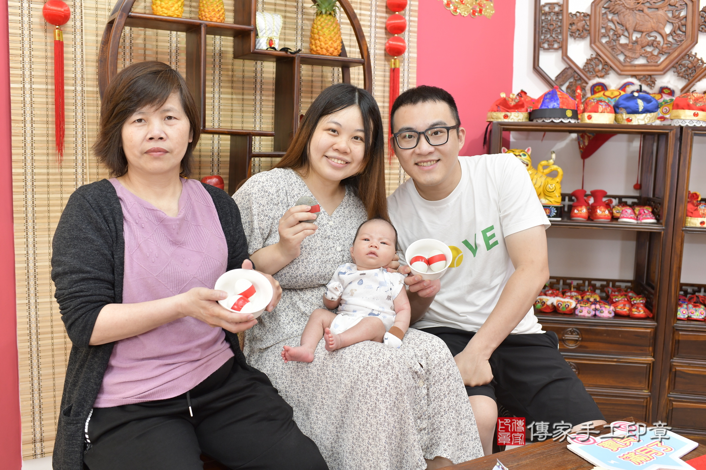 小熹寶寶(新竹市香山區嬰兒寶寶滿月剃頭理髮、嬰兒剃胎毛儀式吉祥話)。中國風會場，爸媽寶貝穿「日中韓」古裝禮服。專業拍照、證書。★購買「臍帶章、肚臍章、胎毛筆刷印章」贈送：剃頭、收涎、抓周，三選一。2025.4.24，照片10
