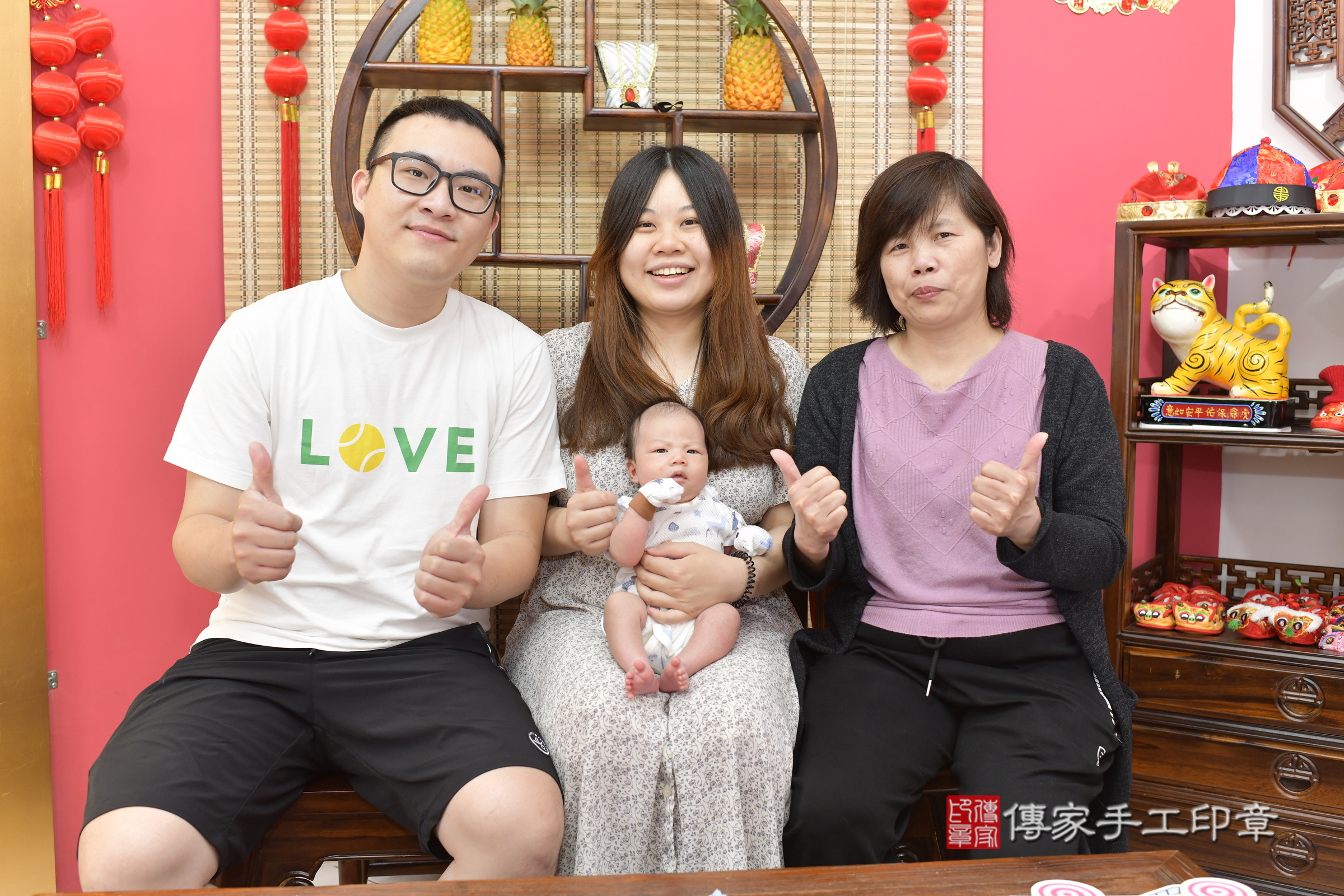 小熹寶寶(新竹市香山區嬰兒寶寶滿月剃頭理髮、嬰兒剃胎毛儀式吉祥話)。中國風會場，爸媽寶貝穿「日中韓」古裝禮服。專業拍照、證書。★購買「臍帶章、肚臍章、胎毛筆刷印章」贈送：剃頭、收涎、抓周，三選一。2025.4.24，照片5